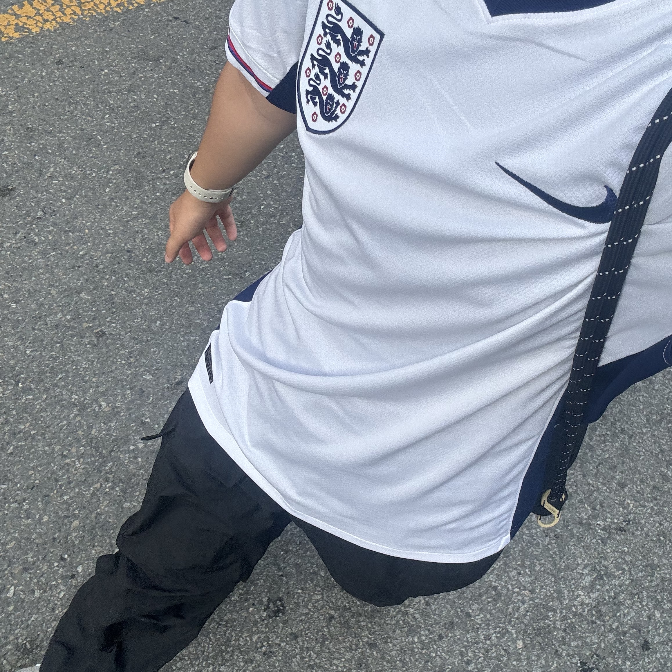 Nike England 2024/25 Dri-Fit Stadium Home Replica Jersey White Blue Void (Non Marking Ver.), Apple Watch Series 8 45mm GPS Starlight Aluminium Case with Sport Band Starlight (Korean Ver.) 착용 스타일