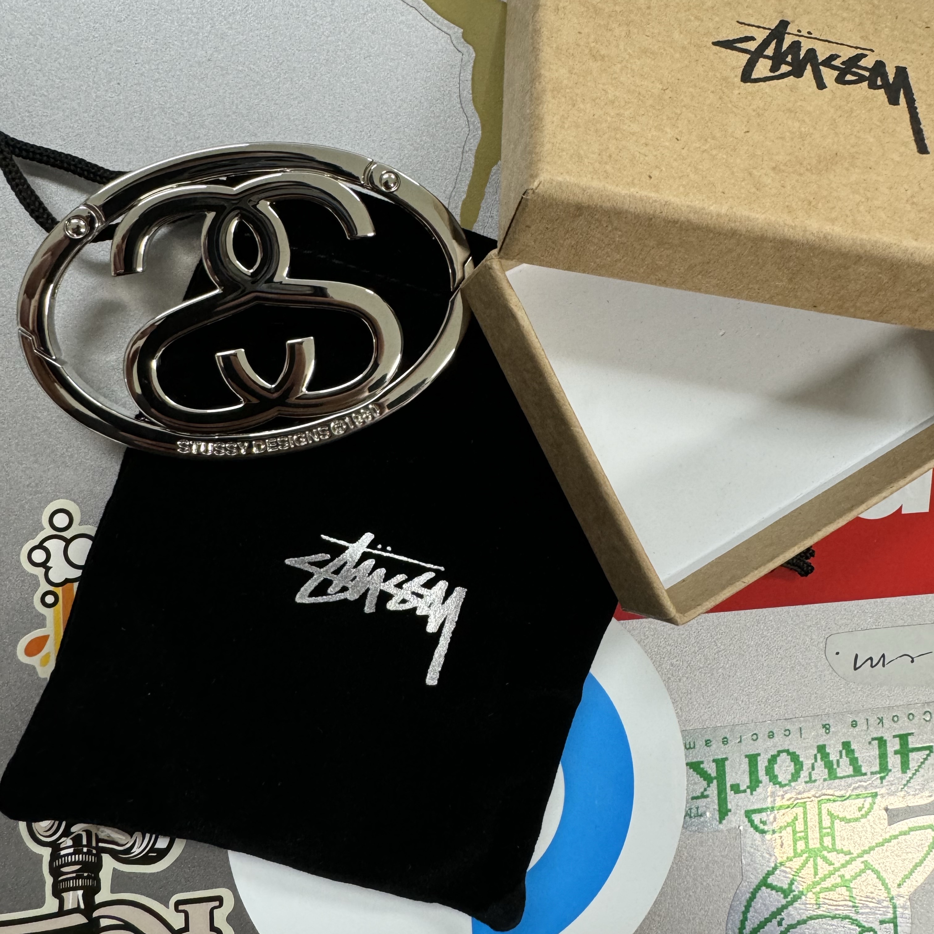 Stussy SS Link Carabiner Silver 착용 스타일