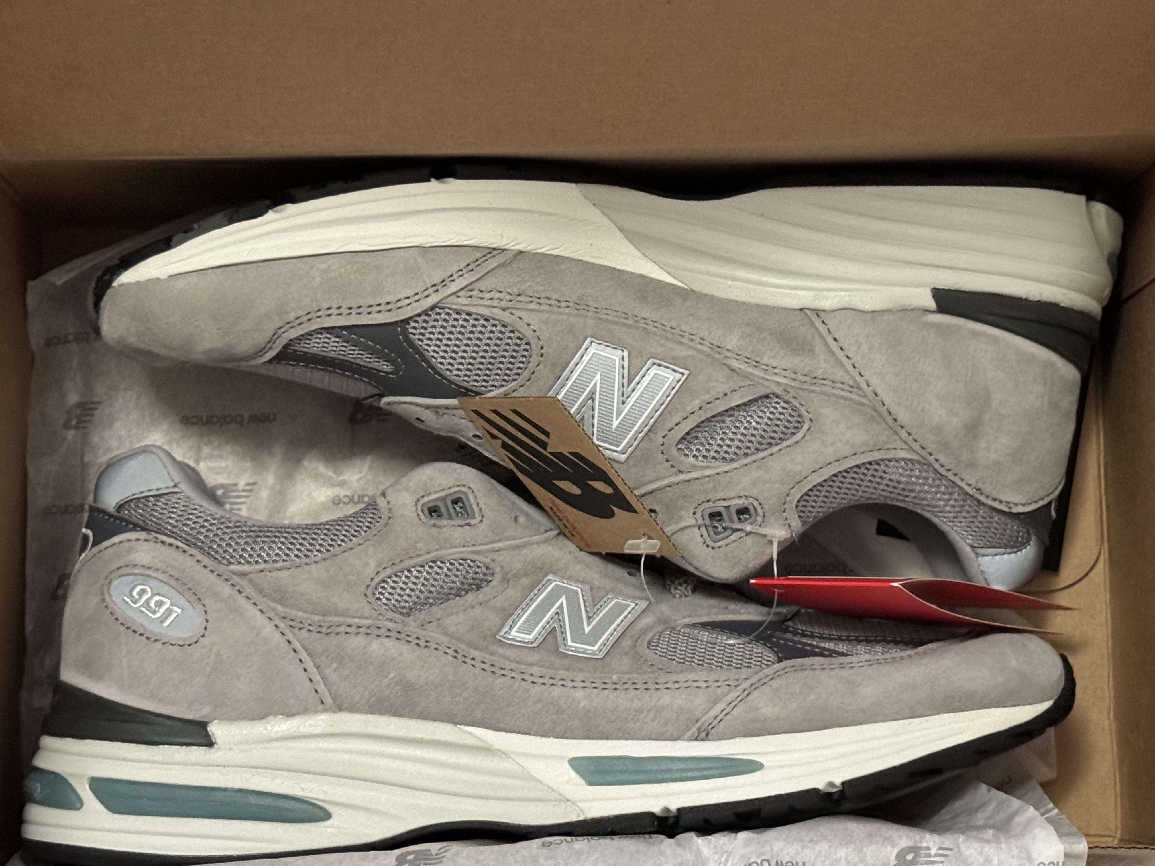 New Balance 991v2 Made in UK Rock Ridge Alloy Silver 착용 스타일
