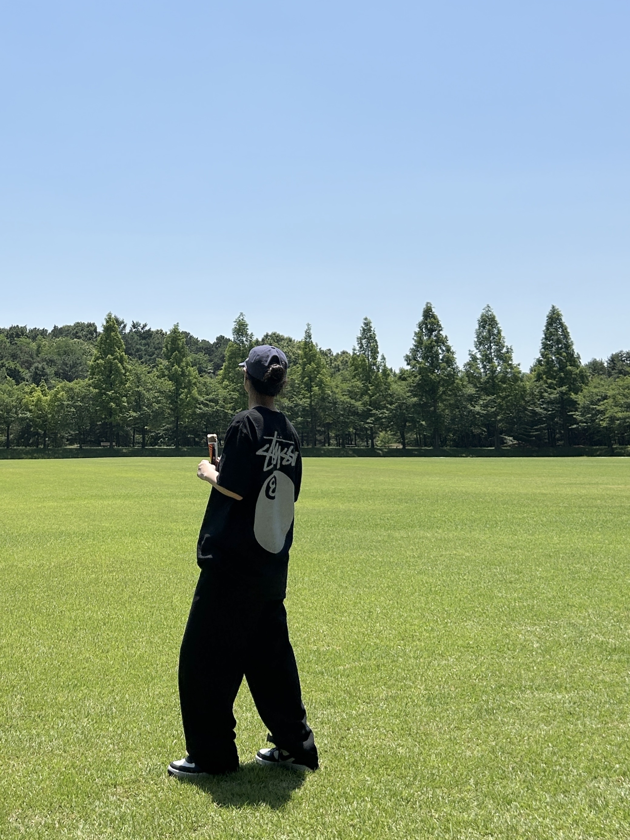 Stussy 8 Ball Pigment Dyed T-Shirt Black, Nike x Stussy Air Force 1 '07 Mid SP Black and Light Bone 착용 스타일 - 1