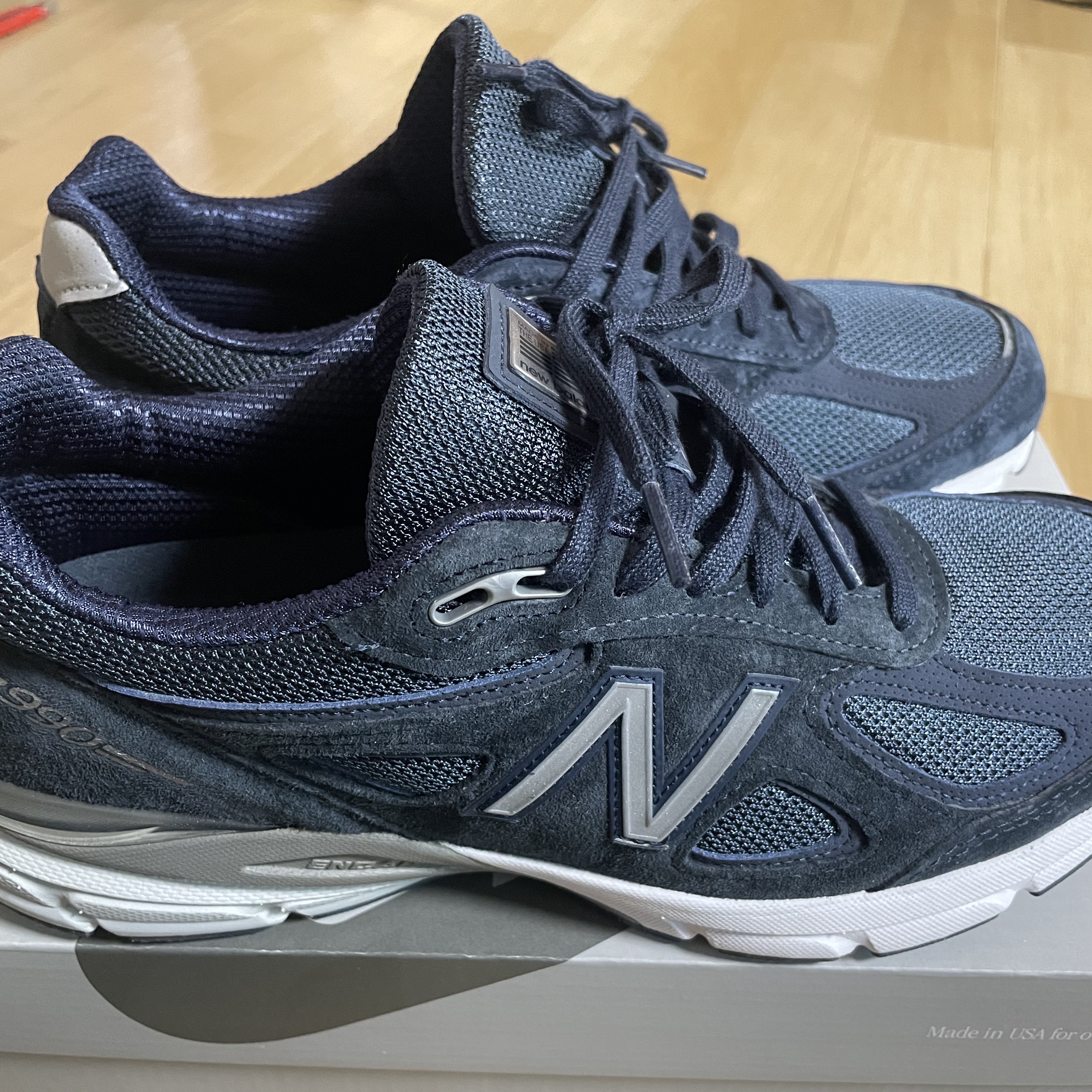 New Balance 990v4 Made in USA Navy Silver 착용 스타일 - 2