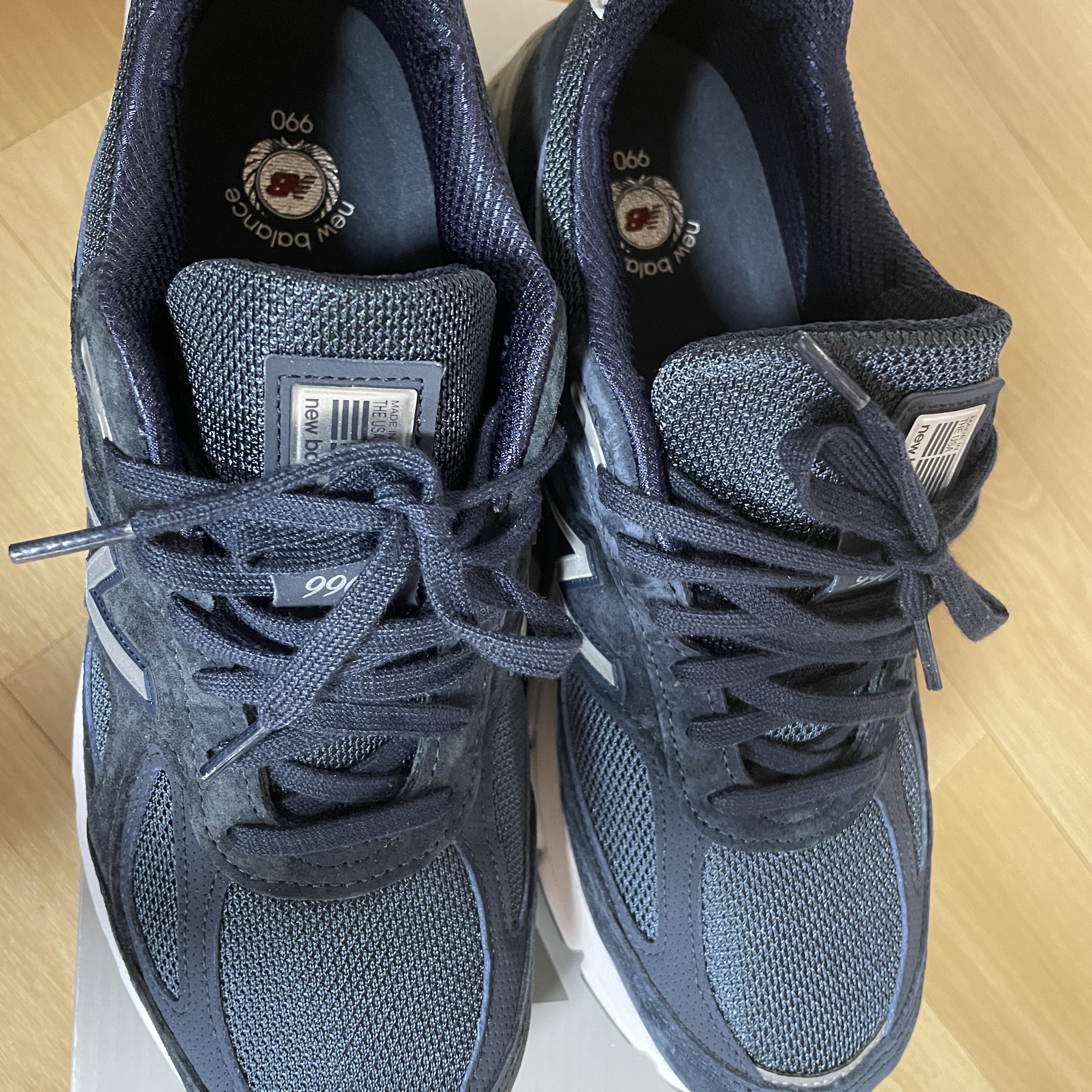 New Balance 990v4 Made in USA Navy Silver 착용 스타일 - 5
