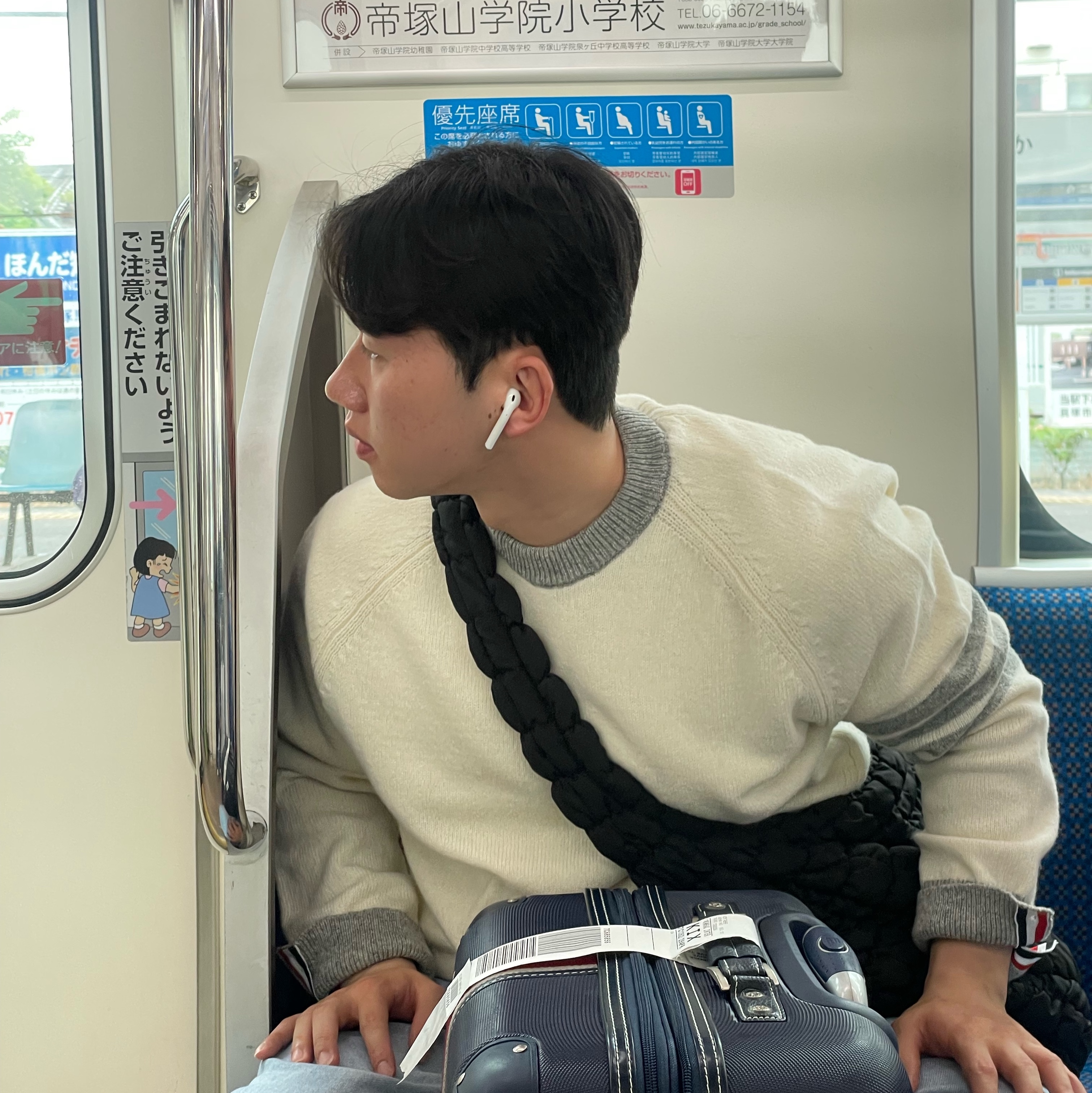 Thom Browne Shetland Wool Raglan 4-Bar Crewneck Pullover White 착용 스타일 - 1