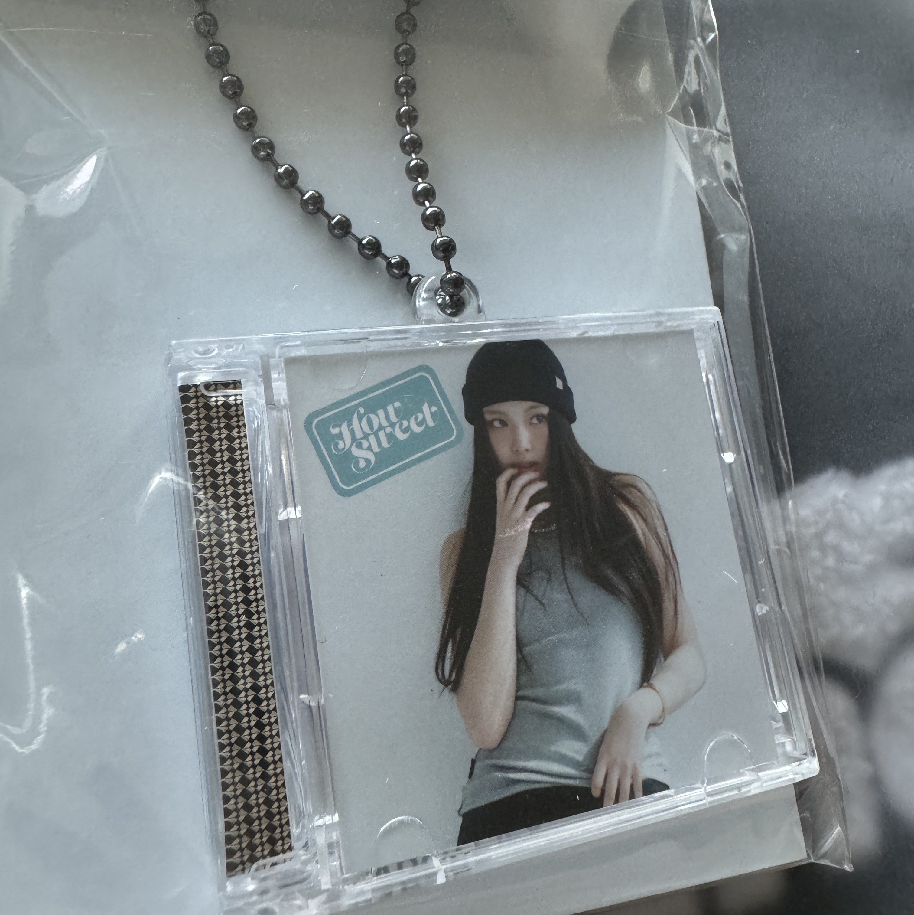 NewJeans How Sweet Mini CD Case Keyring Hyein 착용 스타일