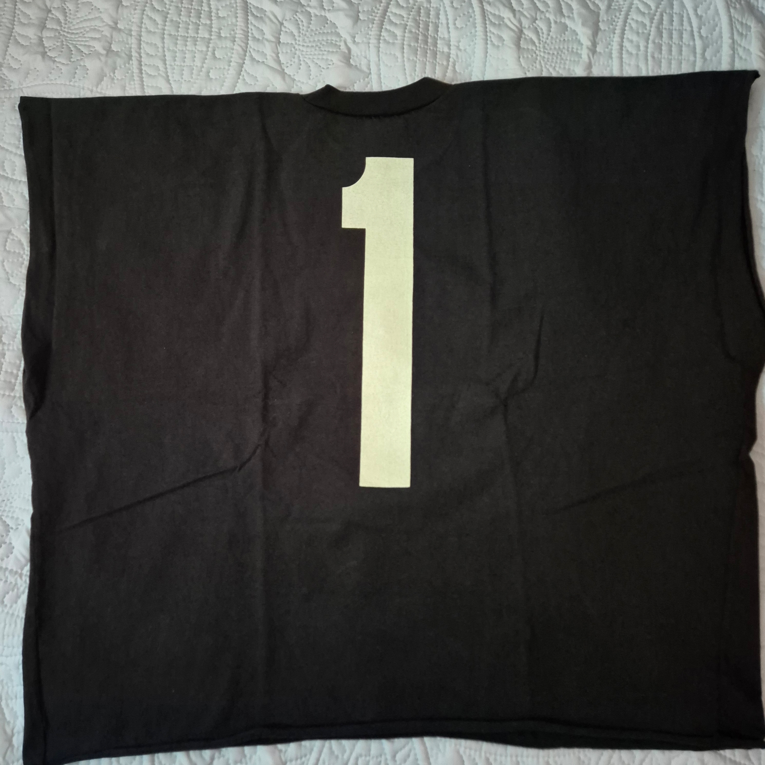 Yeezy One Box T-Shirt Black 착용 스타일 - 1