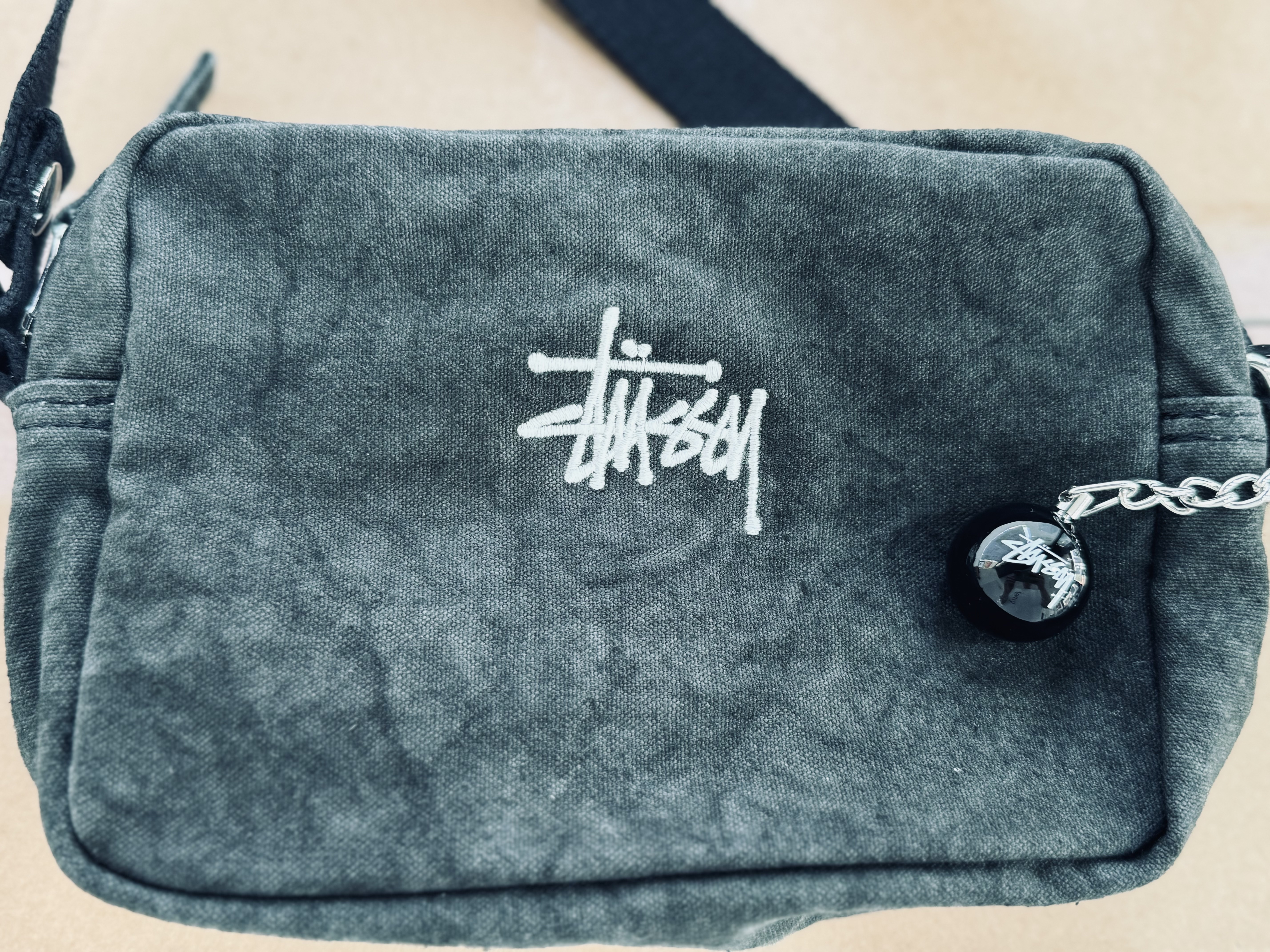 Stussy 8 Ball Keychain Black, Stussy Canvas Side Pouch Washed Black 착용 스타일 - 2