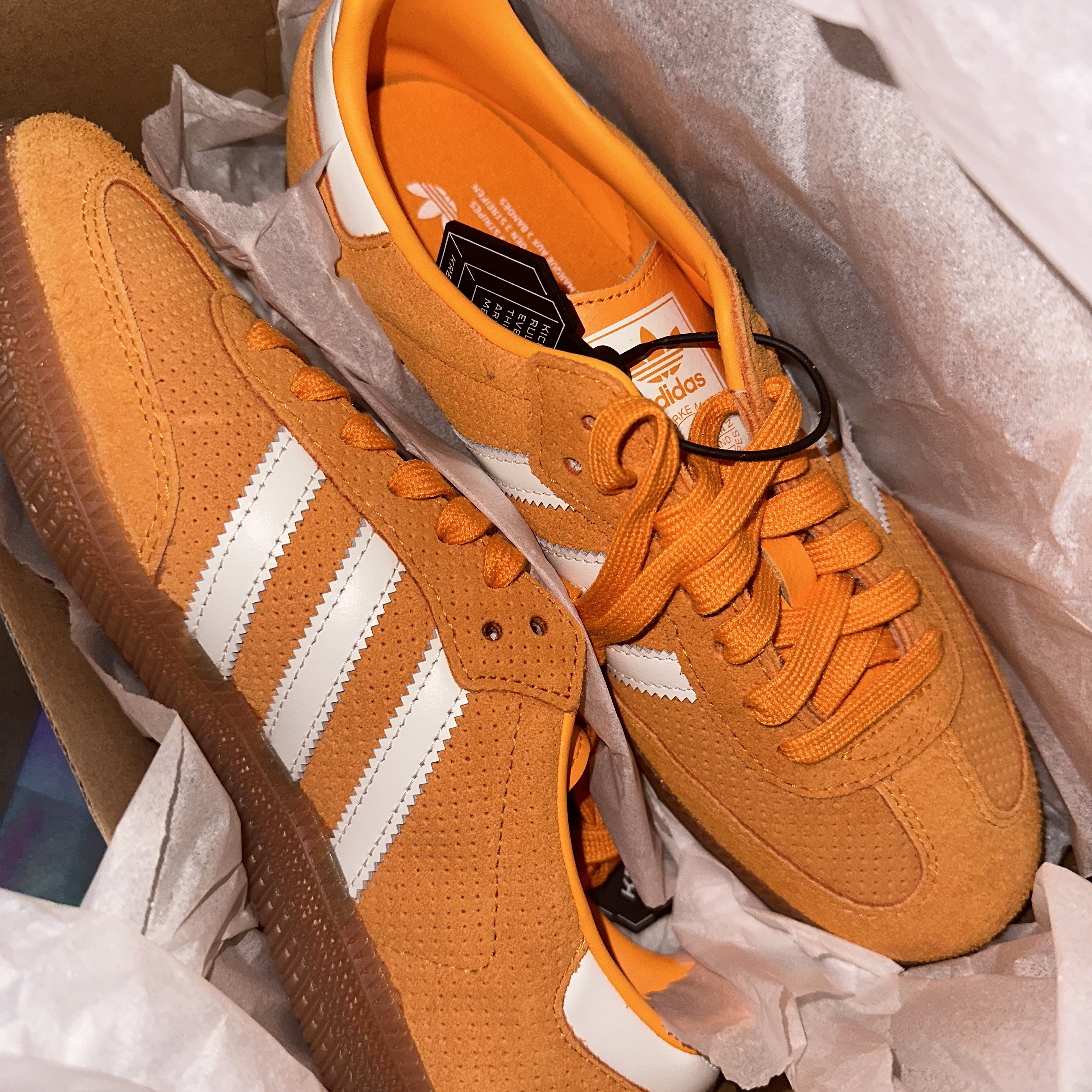 Adidas Samba OG Orange Rush 착용 스타일