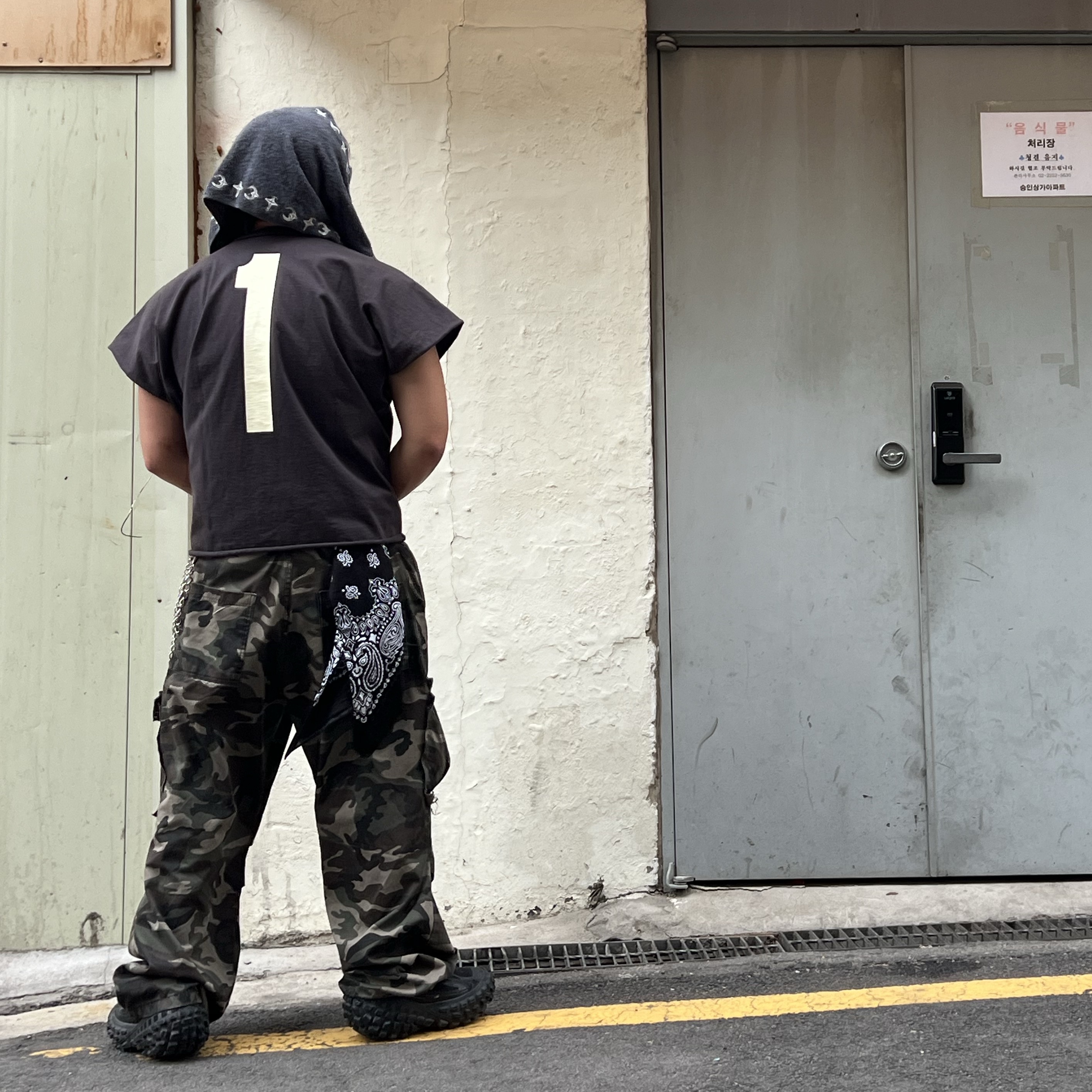 Yeezy One Box T-Shirt Black, Balenciaga Defender Sneakers Black 착용 스타일 - 1