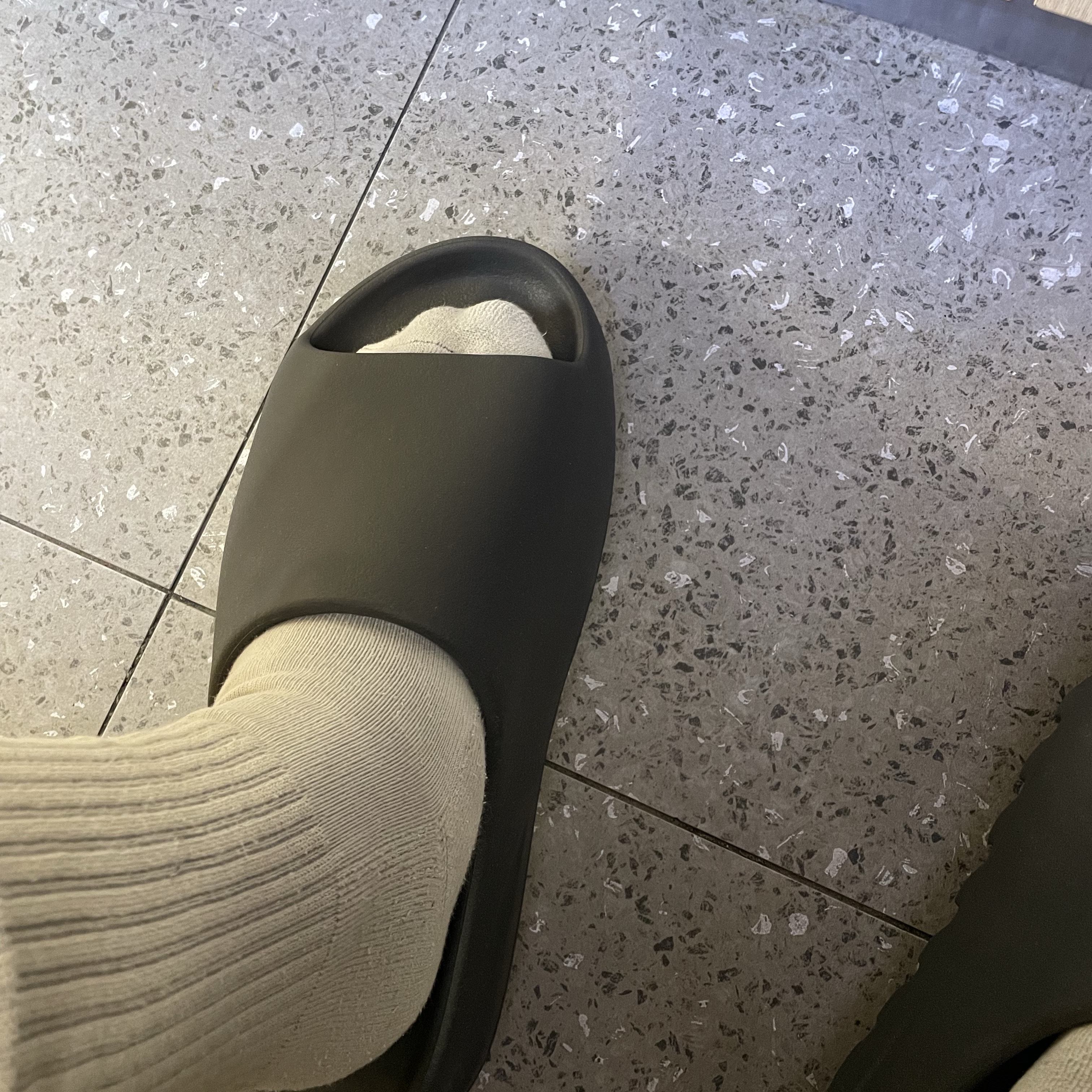 Adidas Yeezy Slide Onyx 착용 스타일 - 3