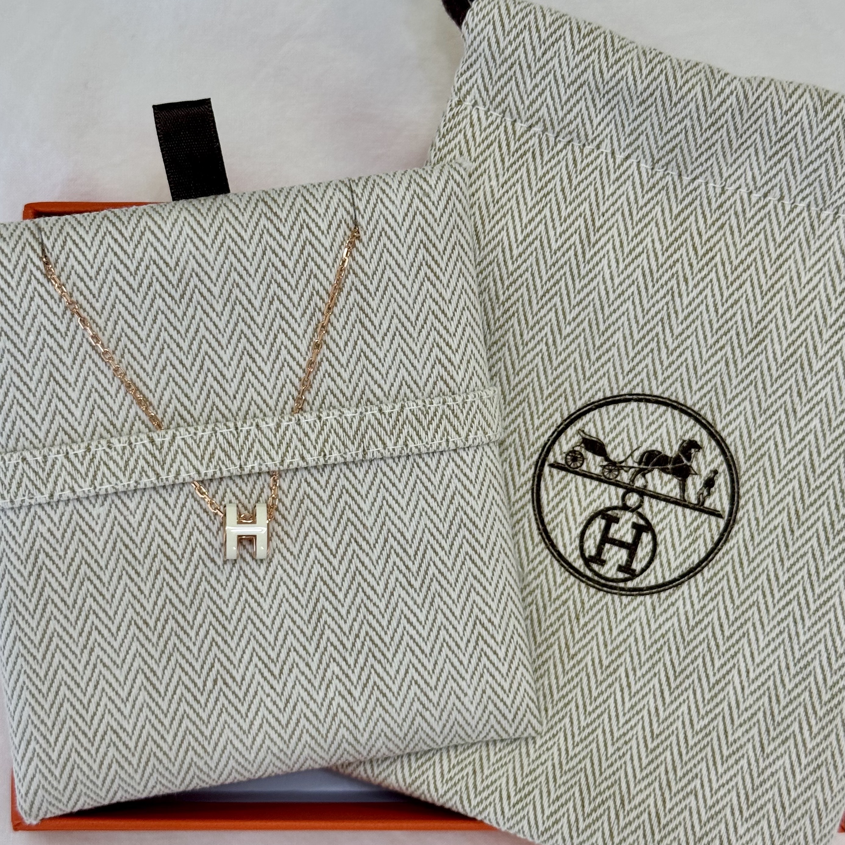 (W) Hermes Mini Pop H Pendant Rose Gold & Blanc 착용 스타일