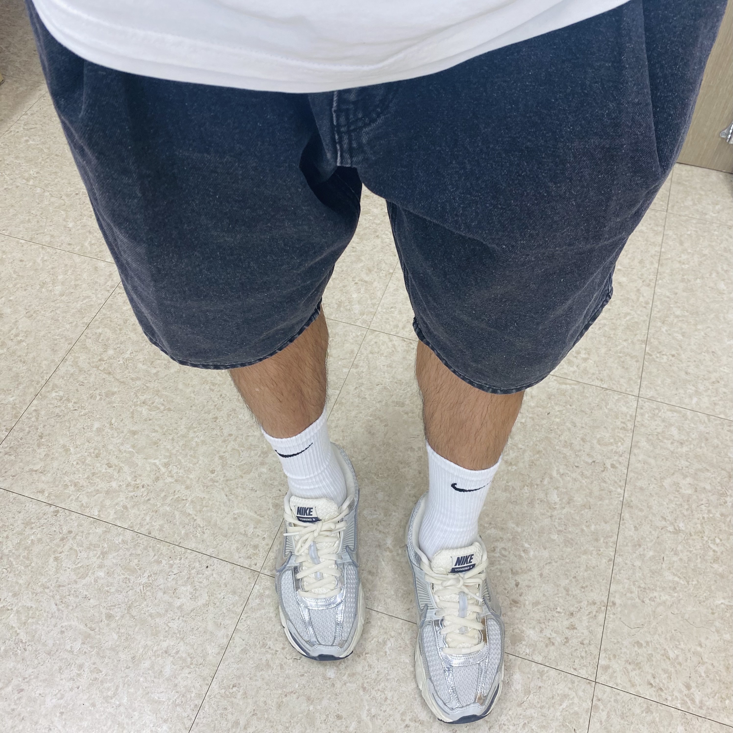 Nike x Stussy NRG Crew Socks White Black, Nike Zoom Vomero 5 Photon Dust Gridiron 착용 스타일