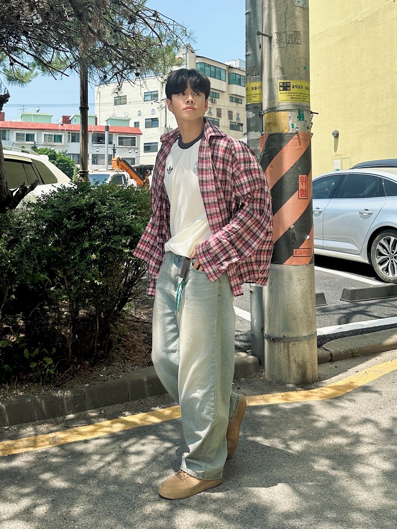 Adidas German Adicolor Classic 3-Stripes T-Shirt Off White - KR Sizing, Nike Air Force 1 '07 WB Flax 착용 스타일 - 2