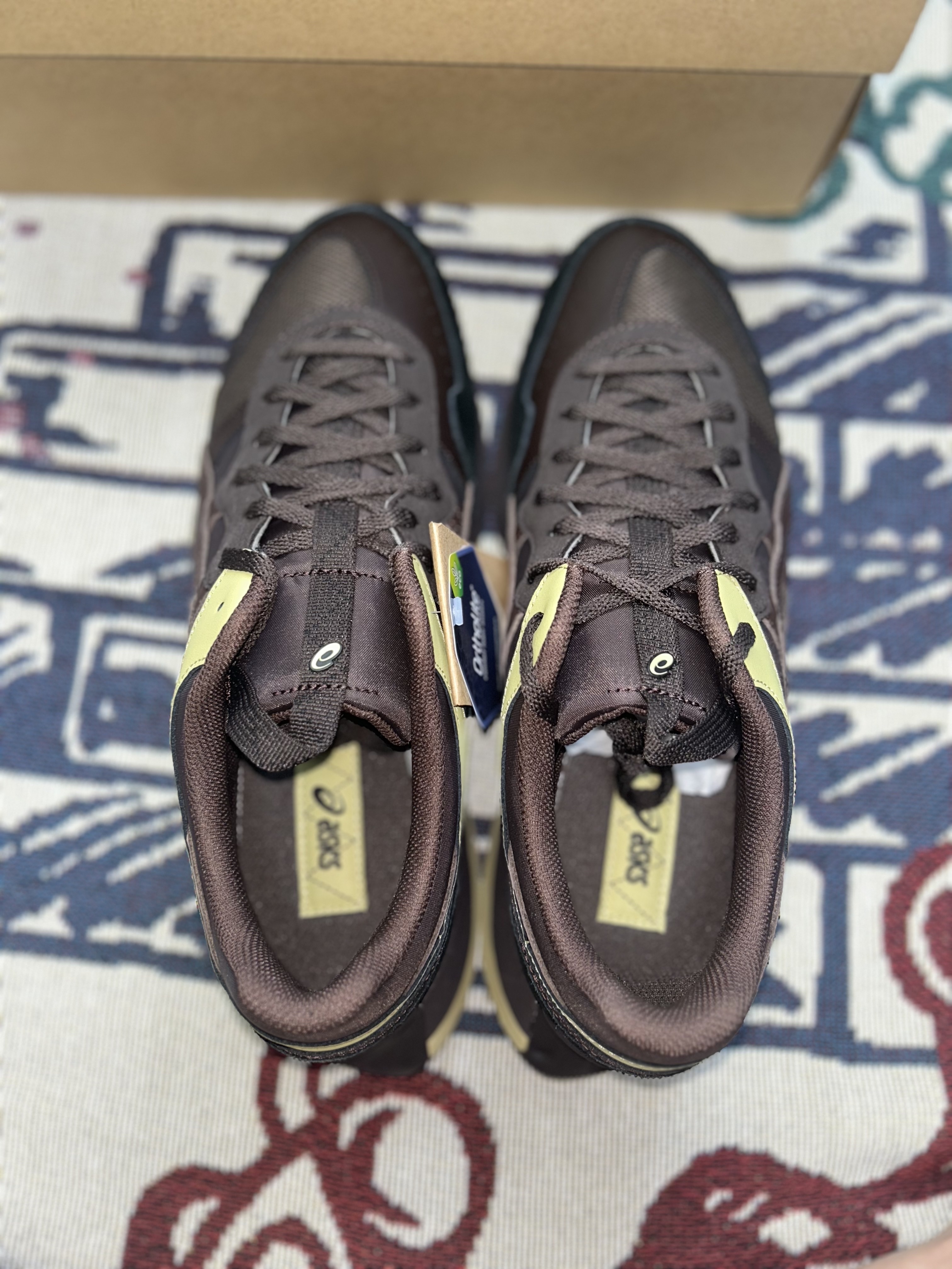 Asics UN1-S Jogger X81 Coffee Bean Dark Brown 착용 스타일 - 3