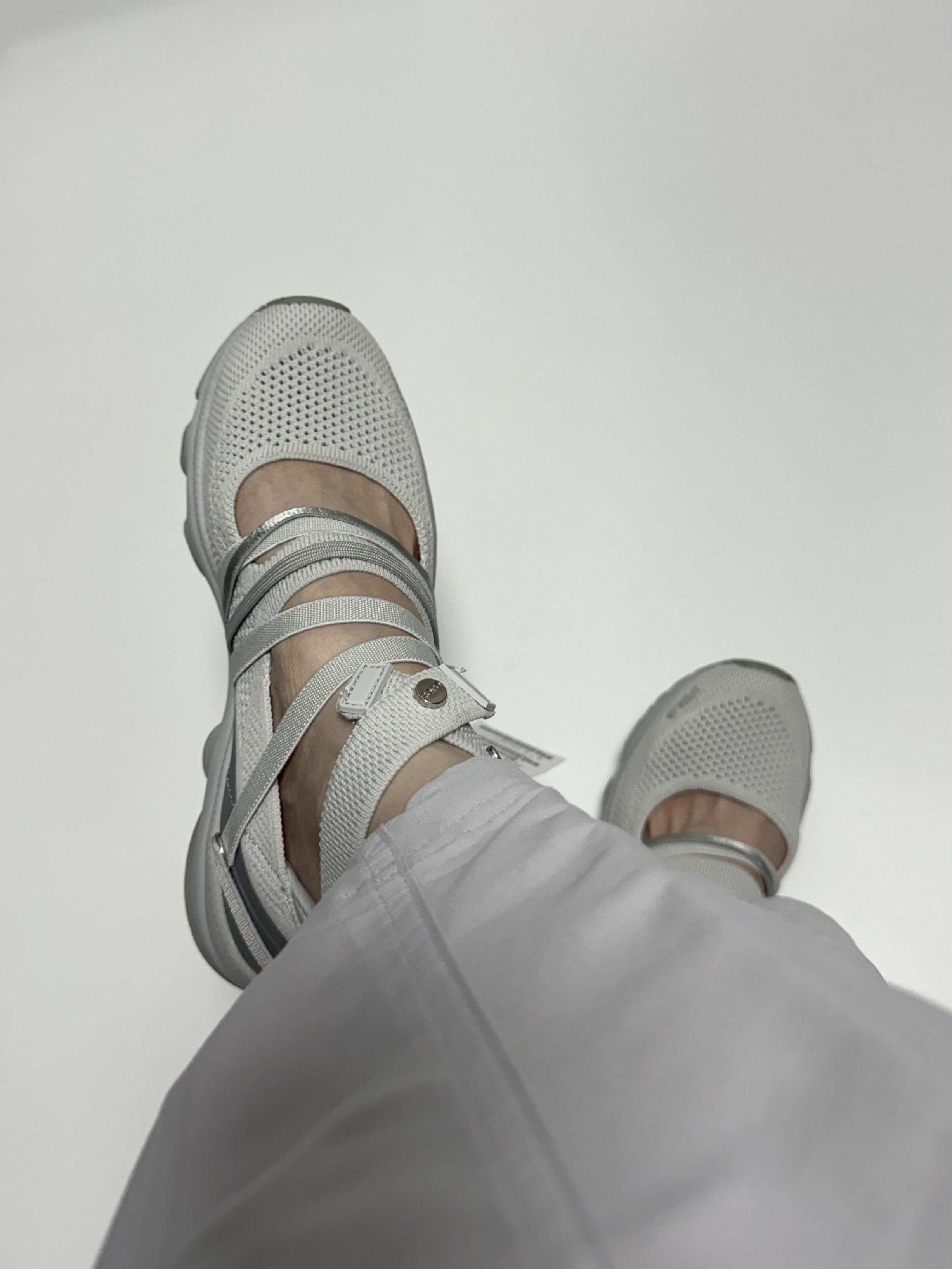 Fila x Ojos RGB Pier 3.0 MJ Grey, Fila x Ojos Echappe VC Grey 착용 스타일 - 2