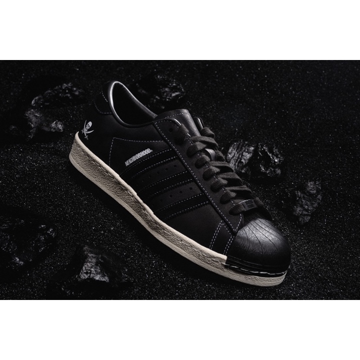 Adidas x Neighborhood Superstar 2024 Grey Cloud White, Adidas x Neighborhood Superstar 80s Core Black 착용 스타일 - 2