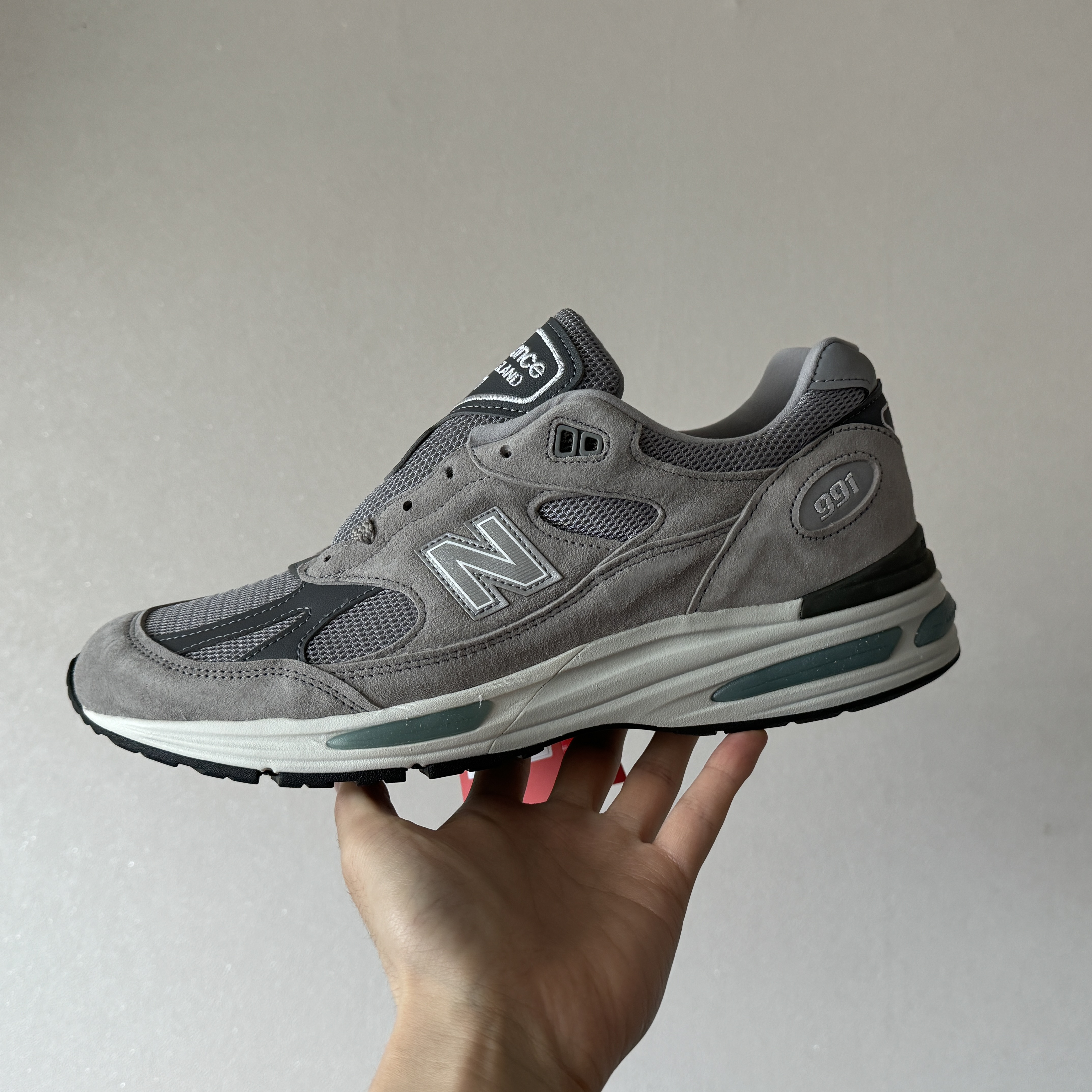 New Balance 991v2 Made in UK Rock Ridge Alloy Silver 착용 스타일