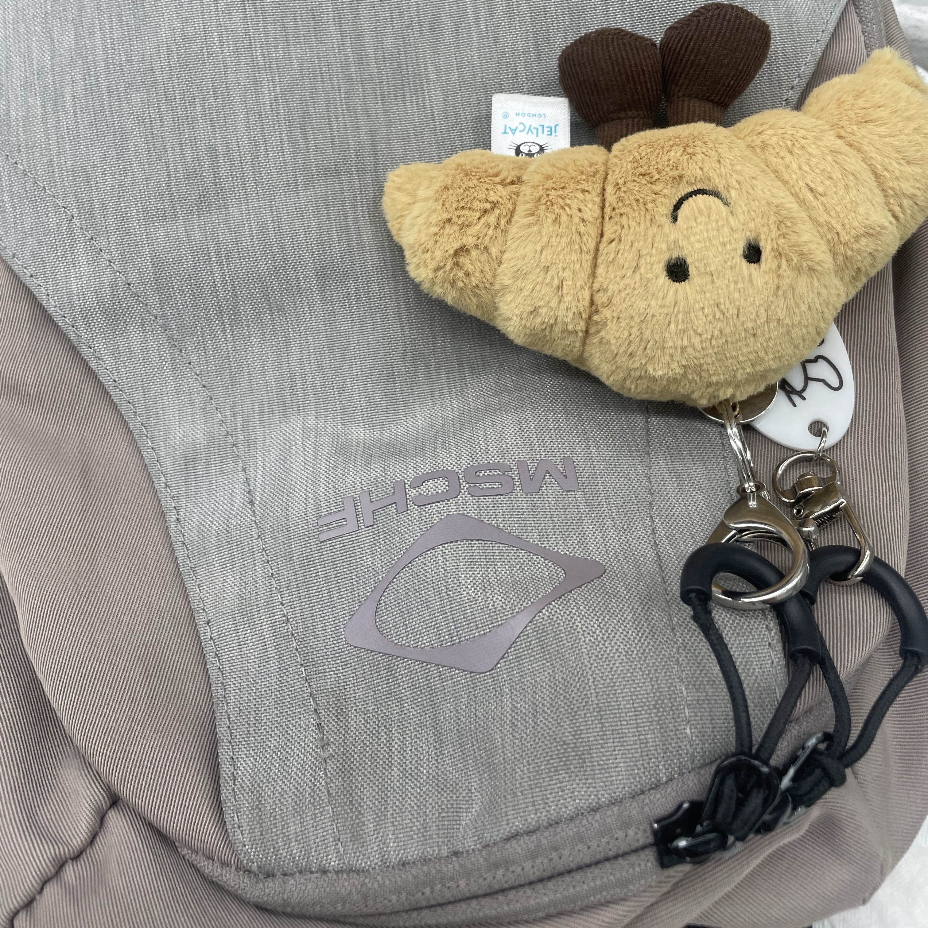 Jellycat Amuseable Croissant Bag Charm Brown 착용 스타일
