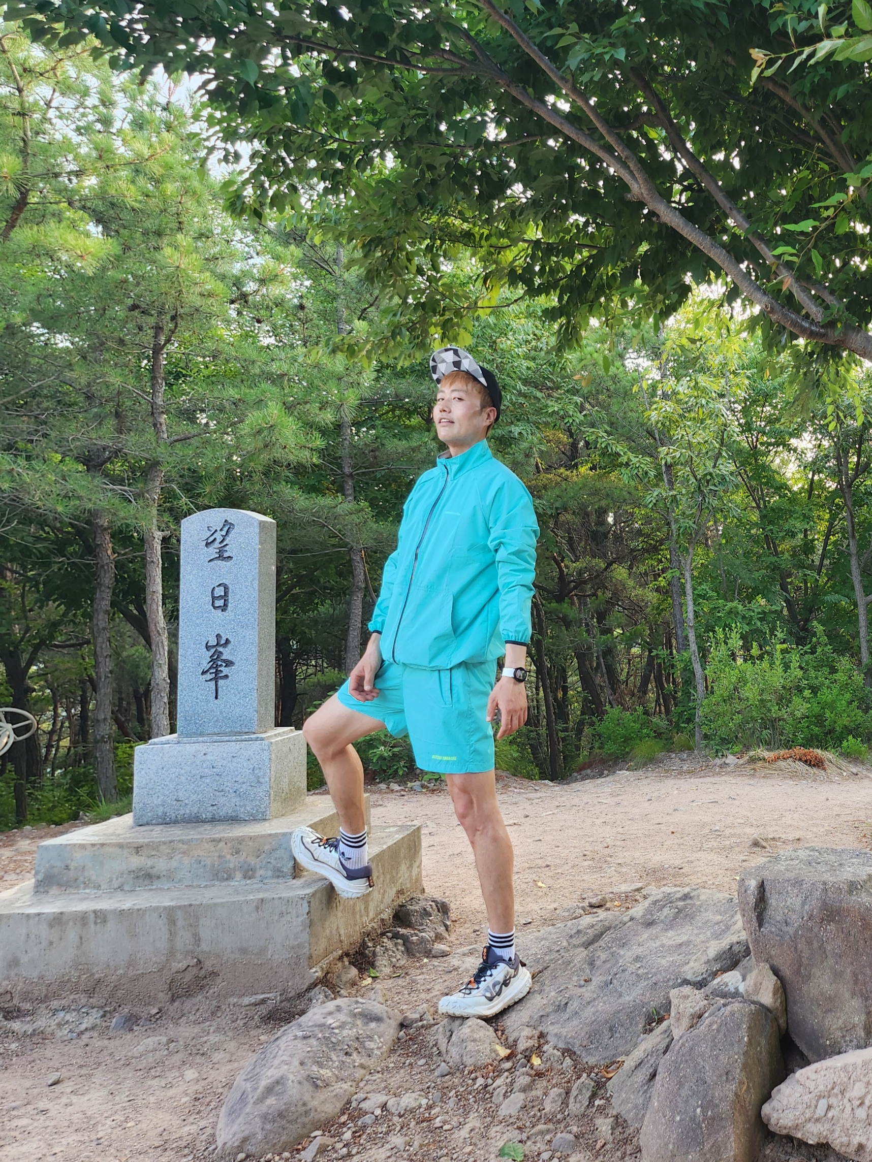 Nike ACG Mountain Fly 2 Low Summit White and Bright Mandarin 착용 스타일