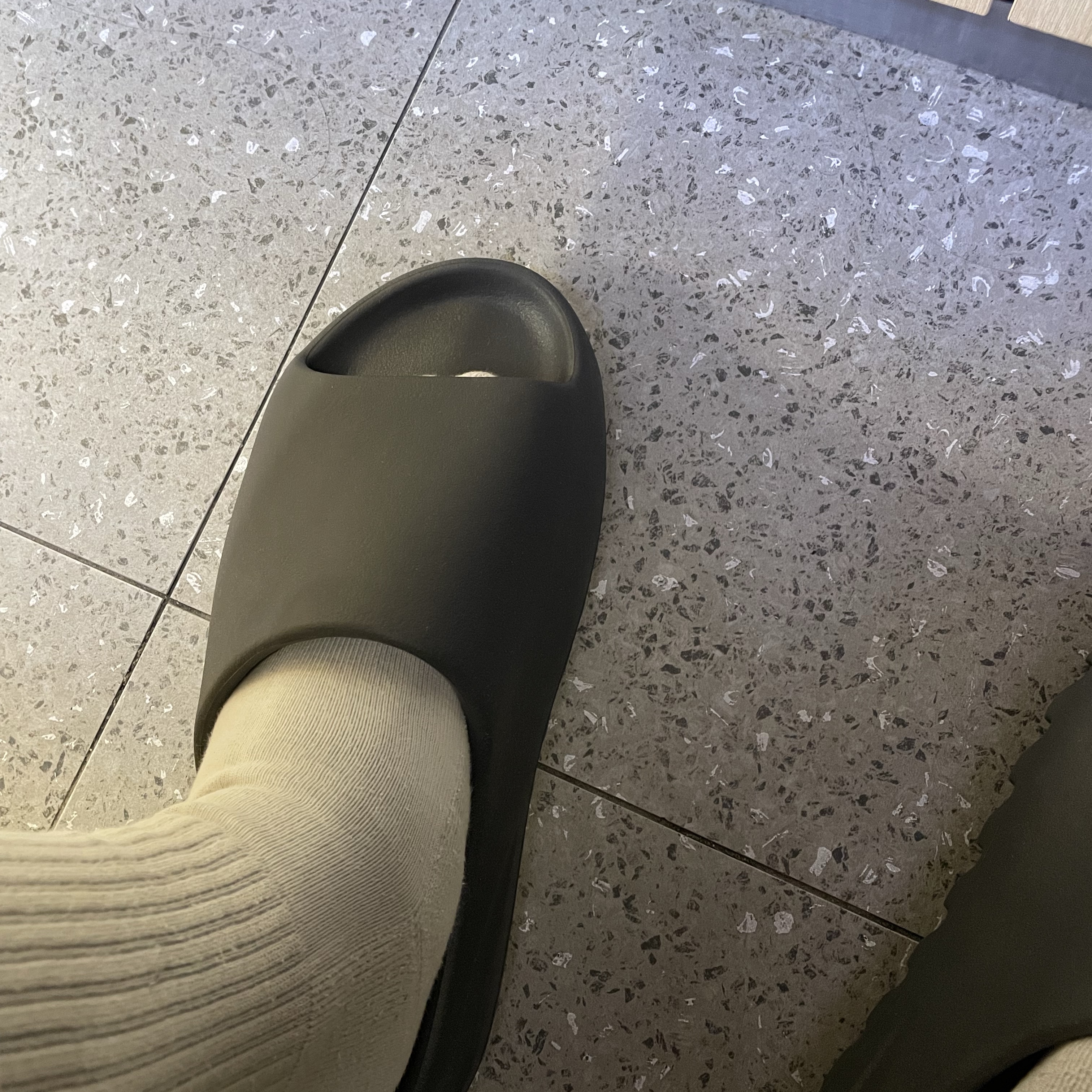 Adidas Yeezy Slide Onyx 착용 스타일 - 2