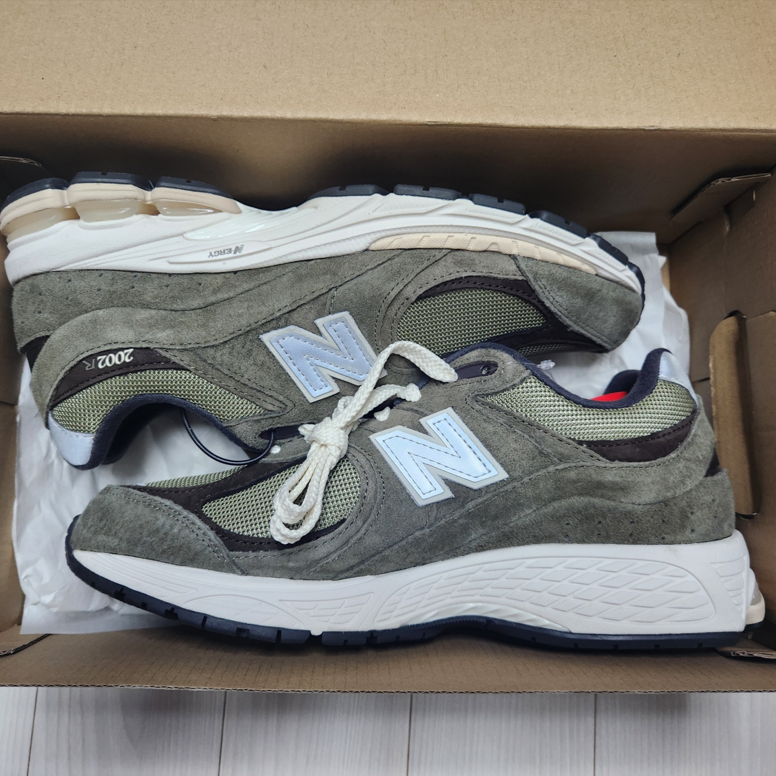 New Balance 2002R Special Vintage Khaki 착용 스타일