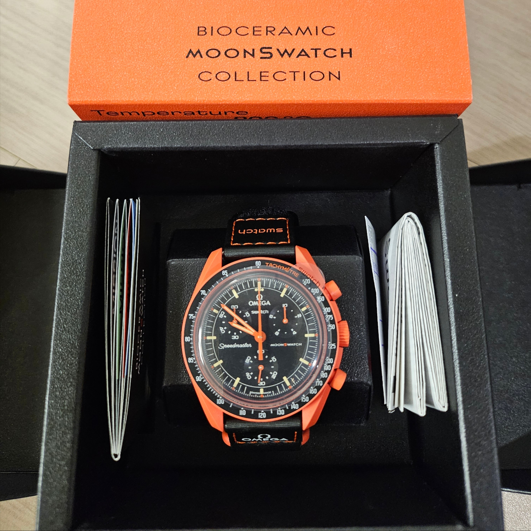 Swatch x Omega Bioceramic MoonSwatch Mission On Earth Lava, Swatch x Omega Bioceramic MoonSwatch Mission On Earth Dessert 착용 스타일 - 1