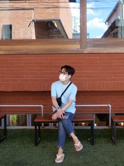 Apple AirPods 2nd Gen (Korean Ver.), IAB Studio Pigment T-Shirt Cyan 착용 스타일