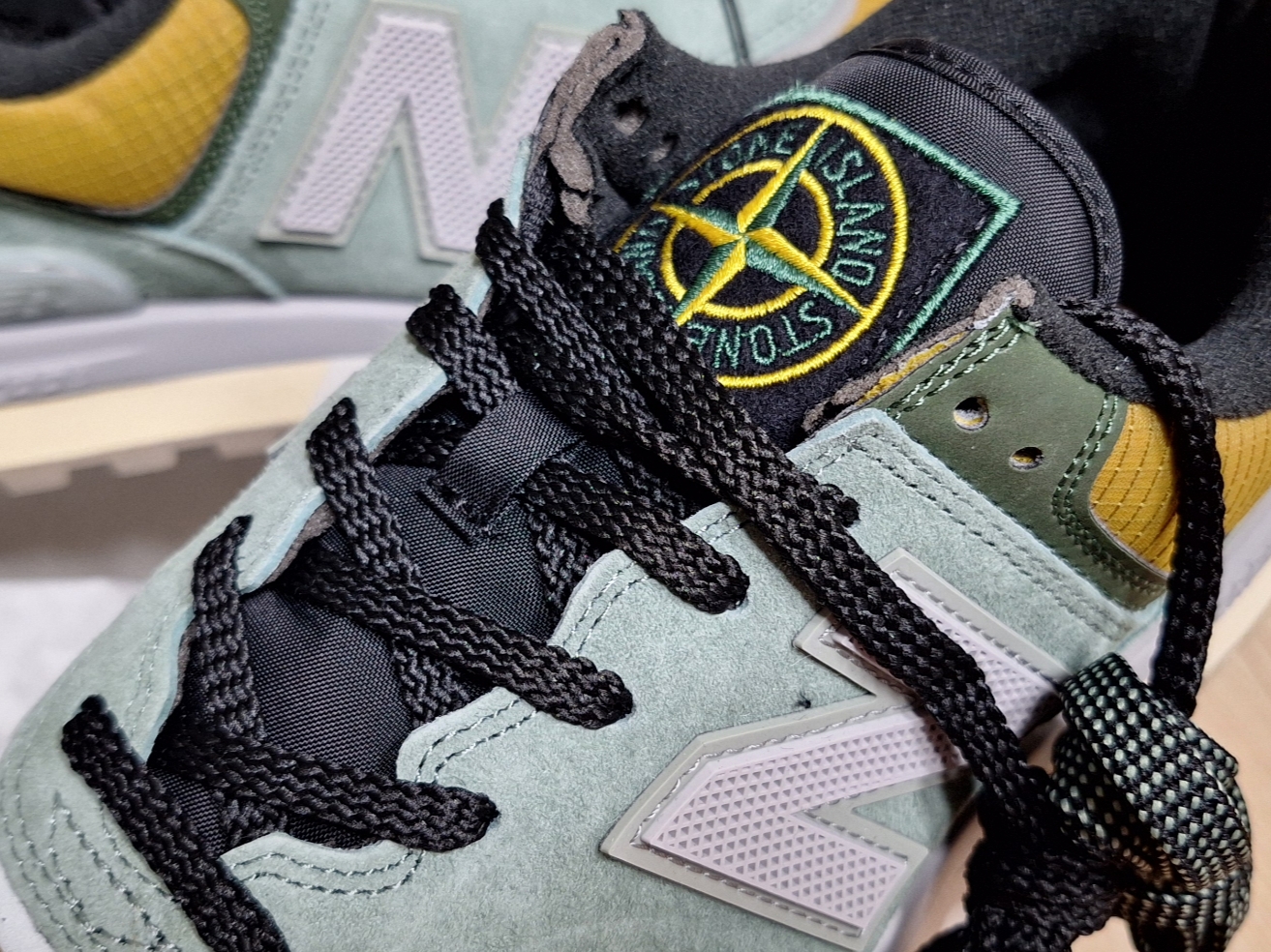 New Balance x Stone Island 574 Legacy Light Green 착용 스타일 - 3