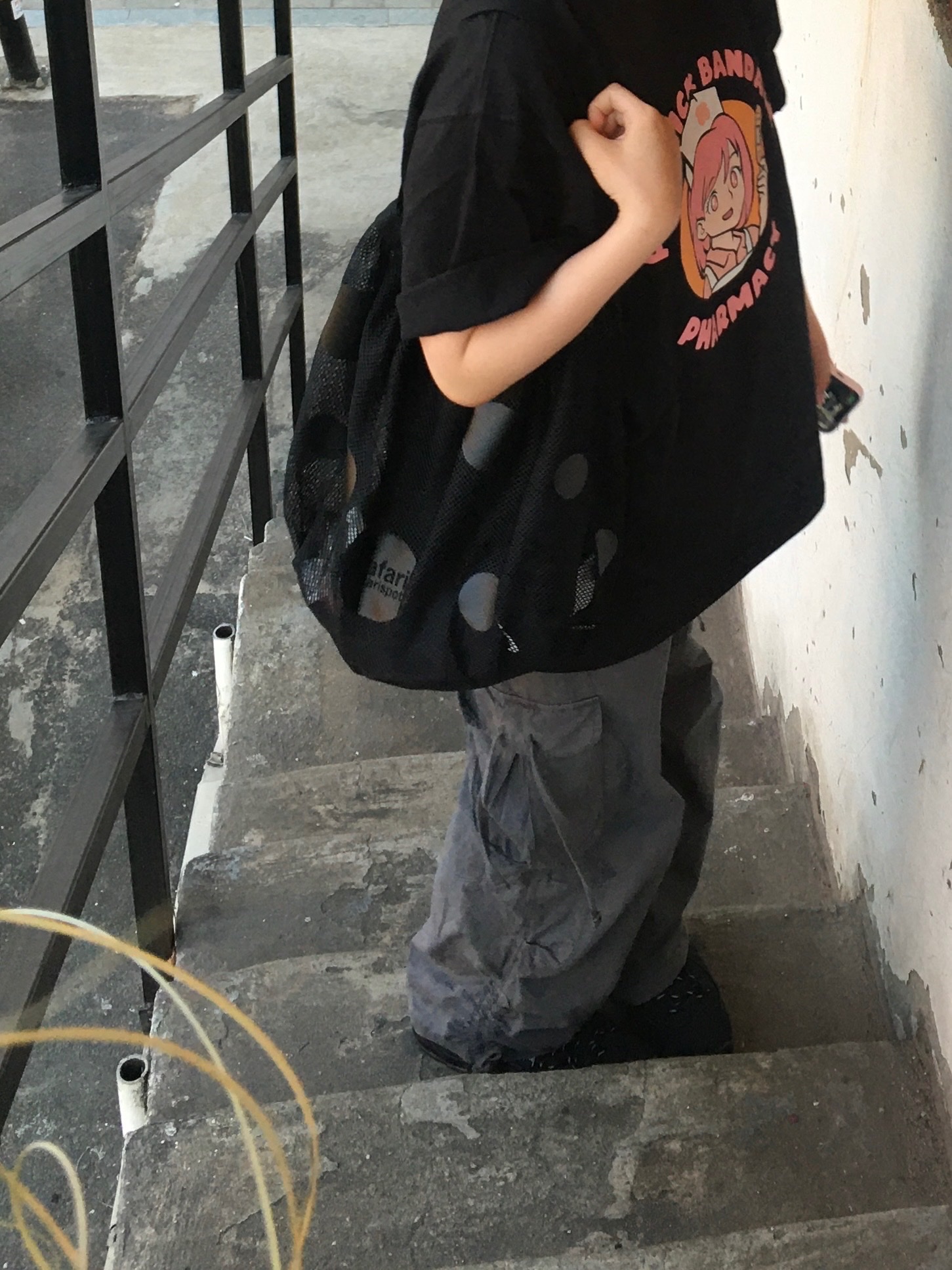 Coyseio Raw Edge Pocket Pants Charcoal, Safarispot Ultimate Dot Mesh Bag Black 착용 스타일 - 3