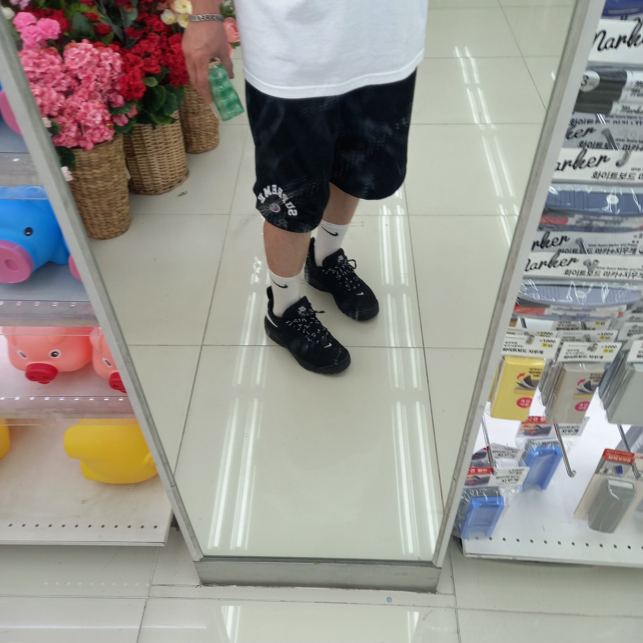 Human Made 6 Panel Cap #1 Black, Supreme x Ducati Logos T-Shirt White - 24SS 착용 스타일 - 5