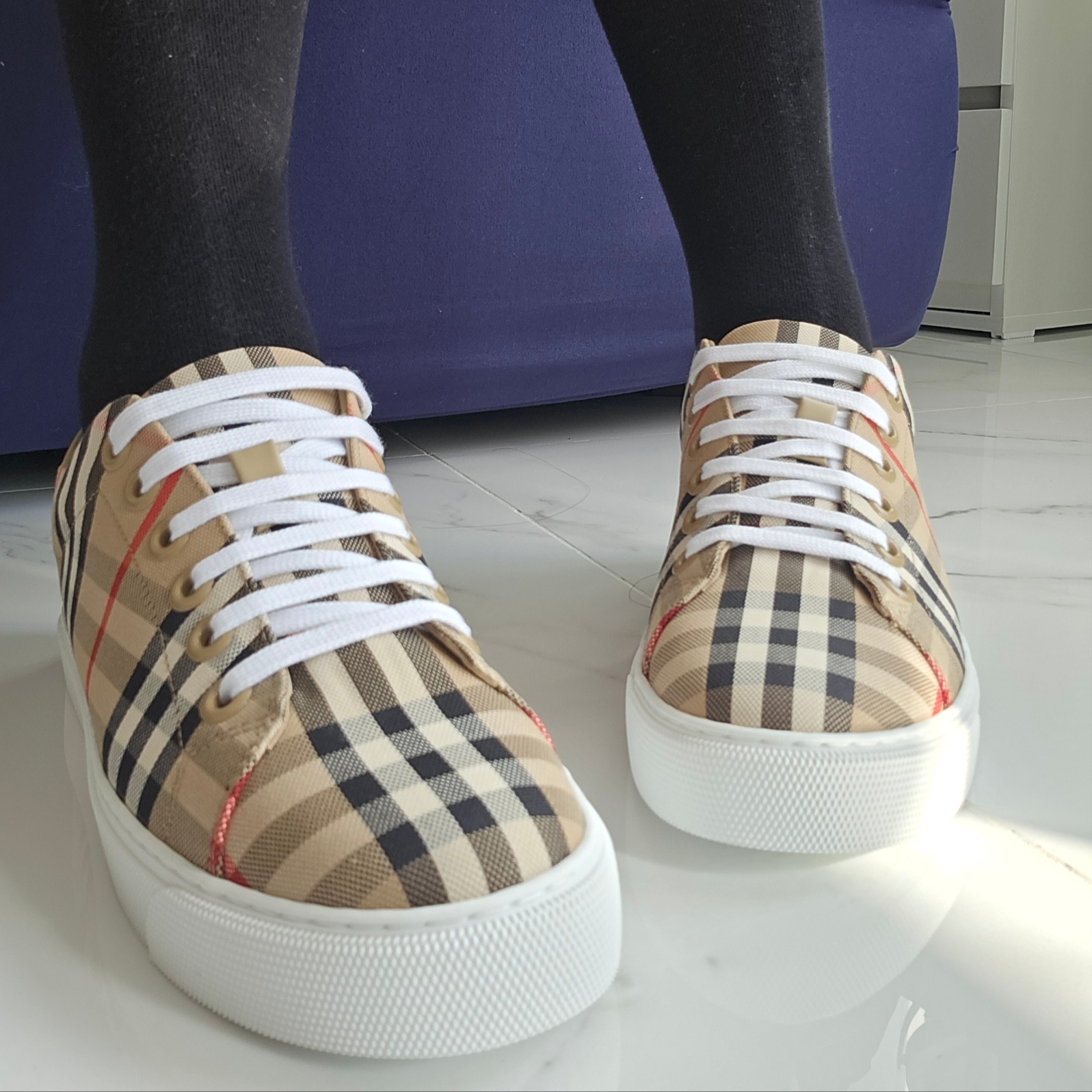 (W) Burberry Vintage Check and Leather Sneakers Archive Beige 착용 스타일 - 2