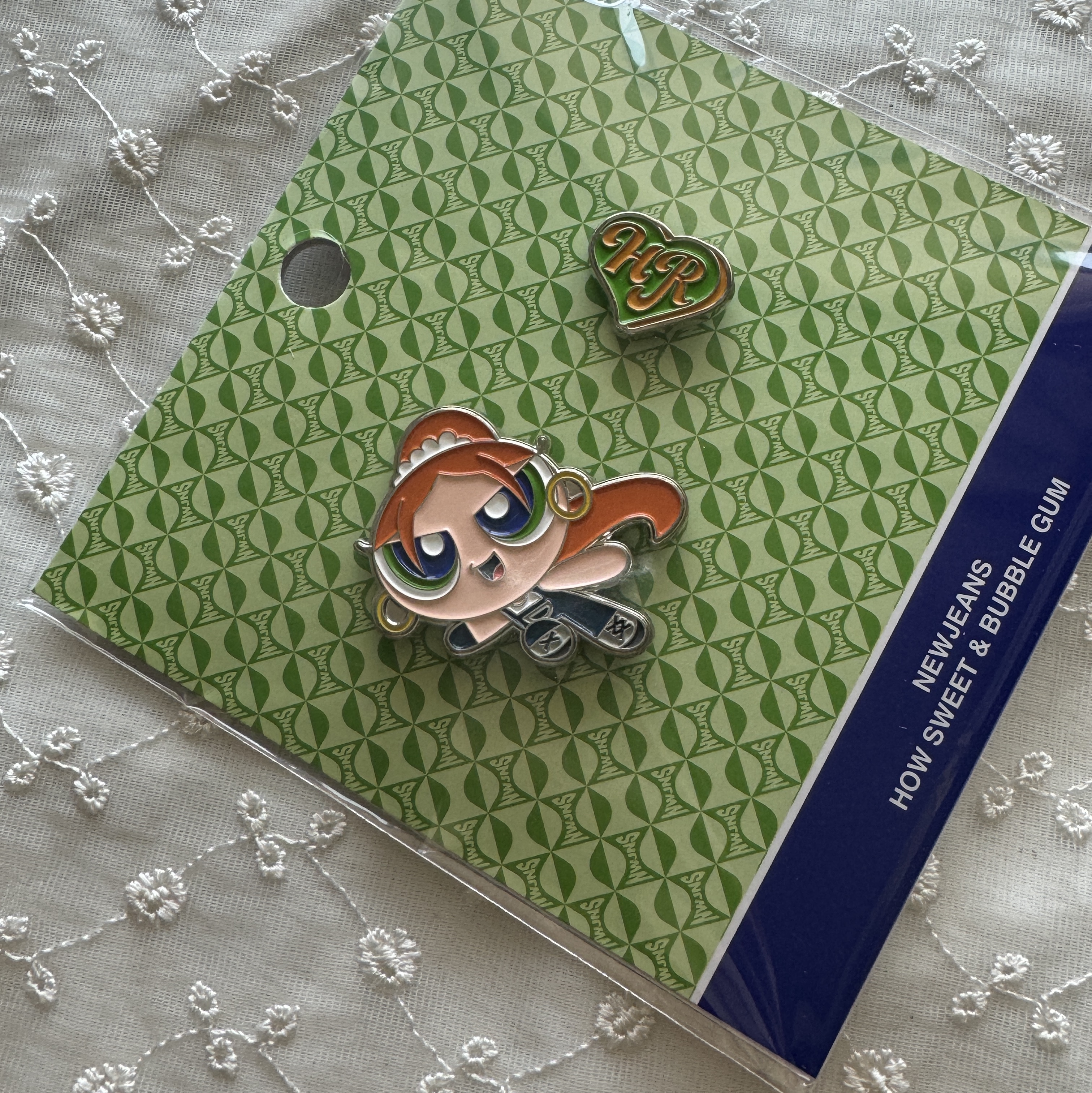 NewJeans x The Powerpuff Girls Metal Sticon Haerin 착용 스타일