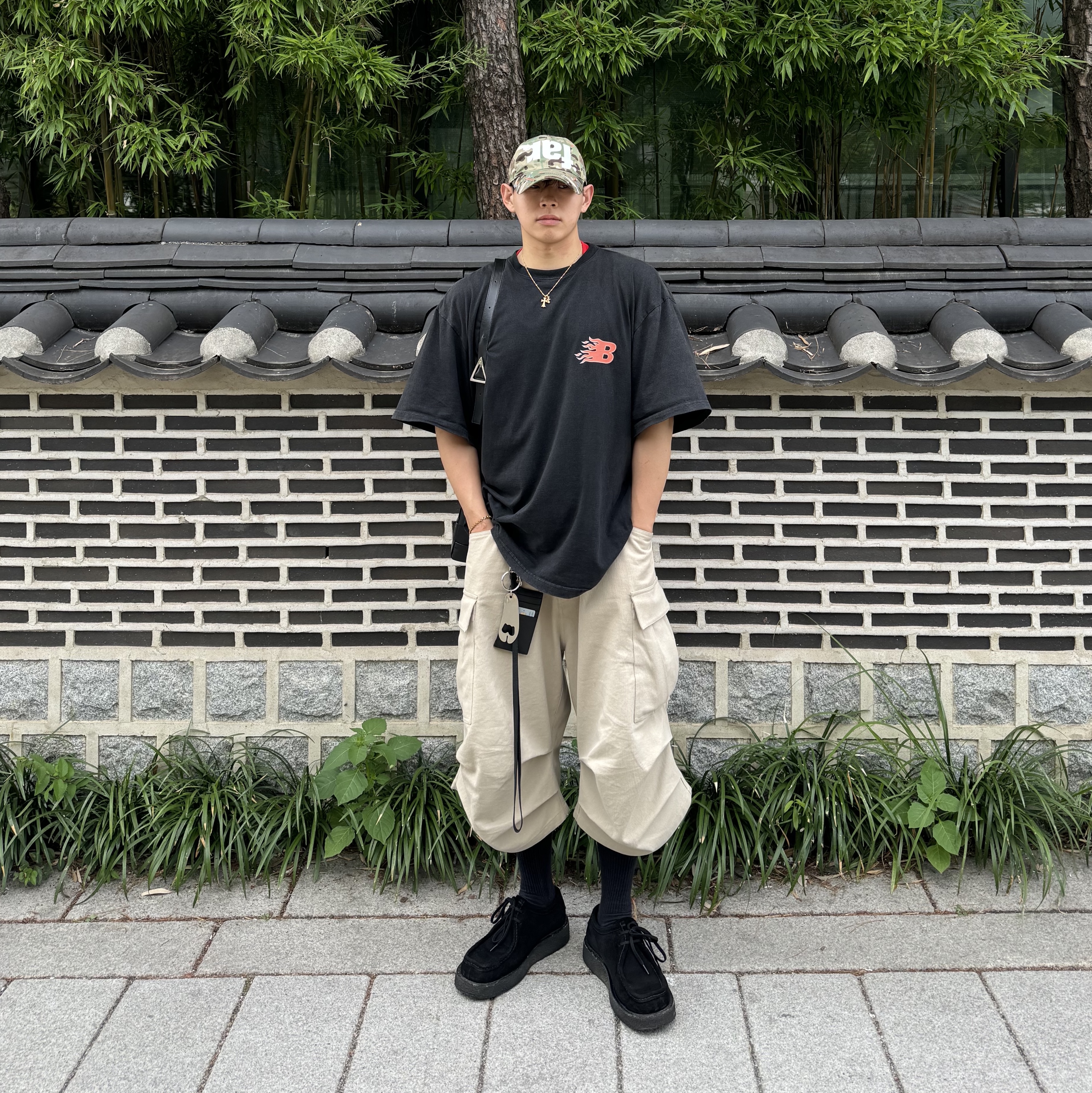 Nonnod Side Cargo Shorts Beige, Bottega Veneta Small Lambskin Leather Cassette Black 착용 스타일 - 1