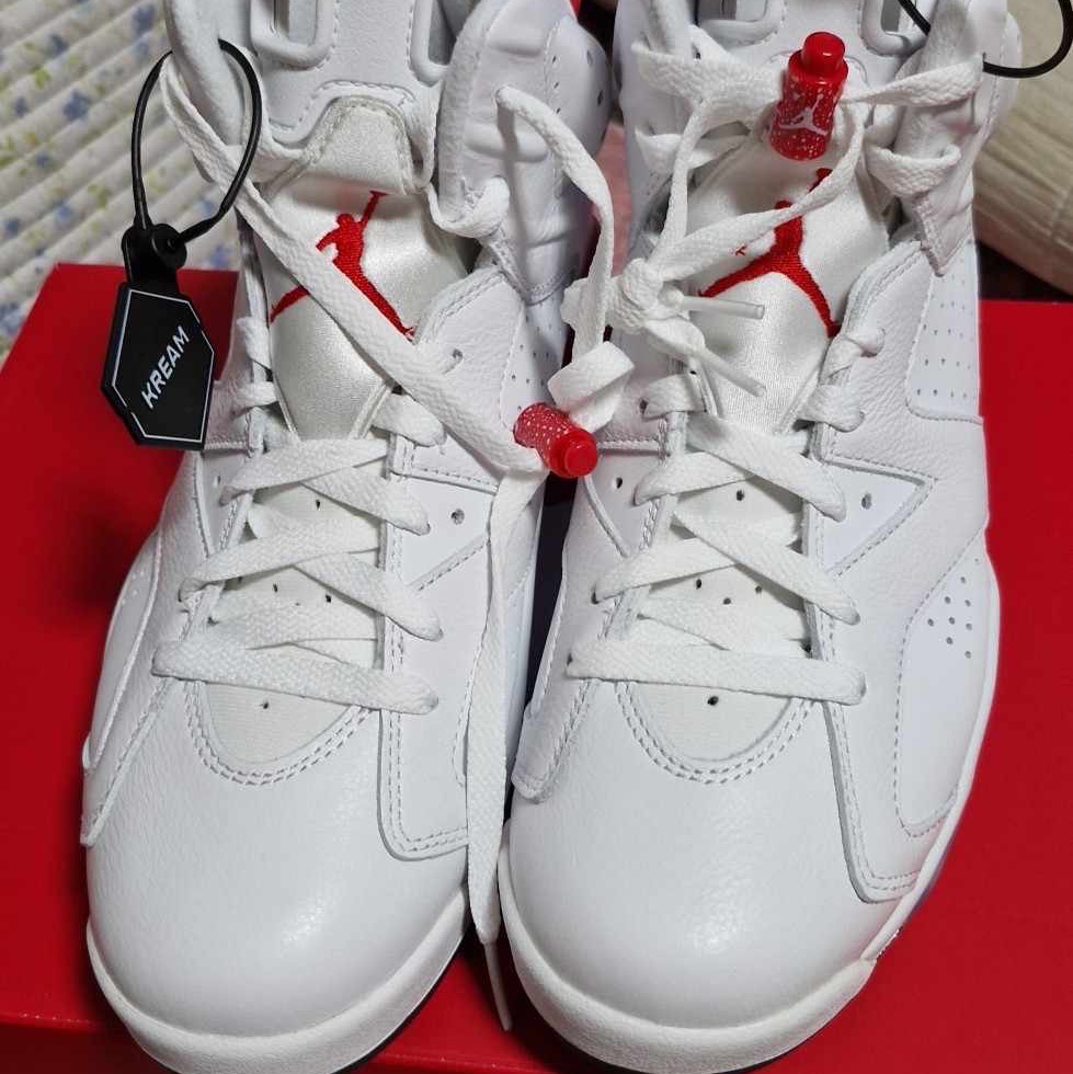 Jordan 6 Retro White and University Red 착용 스타일