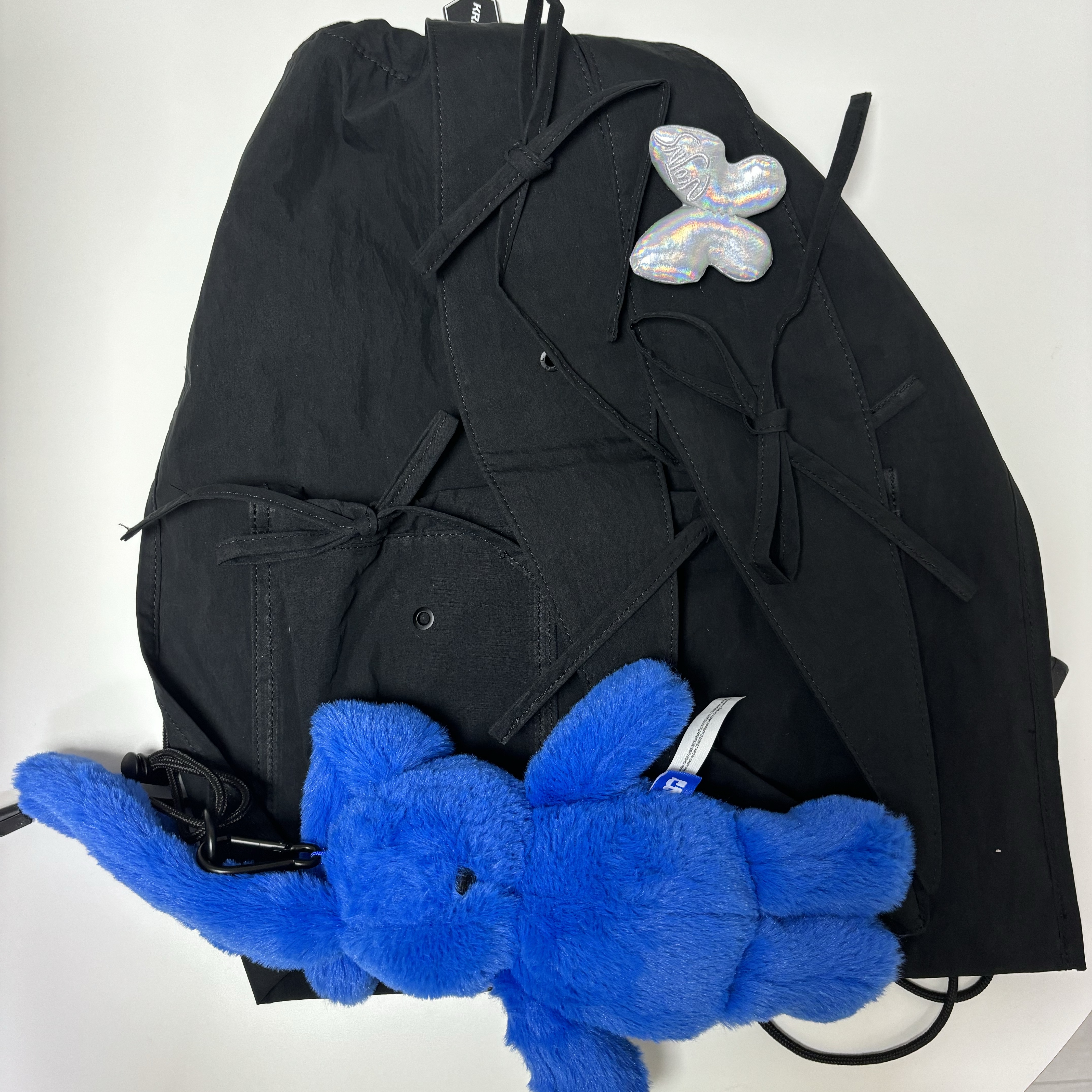 NewJeans x Coller Rabbit String Bag Shade Black 착용 스타일