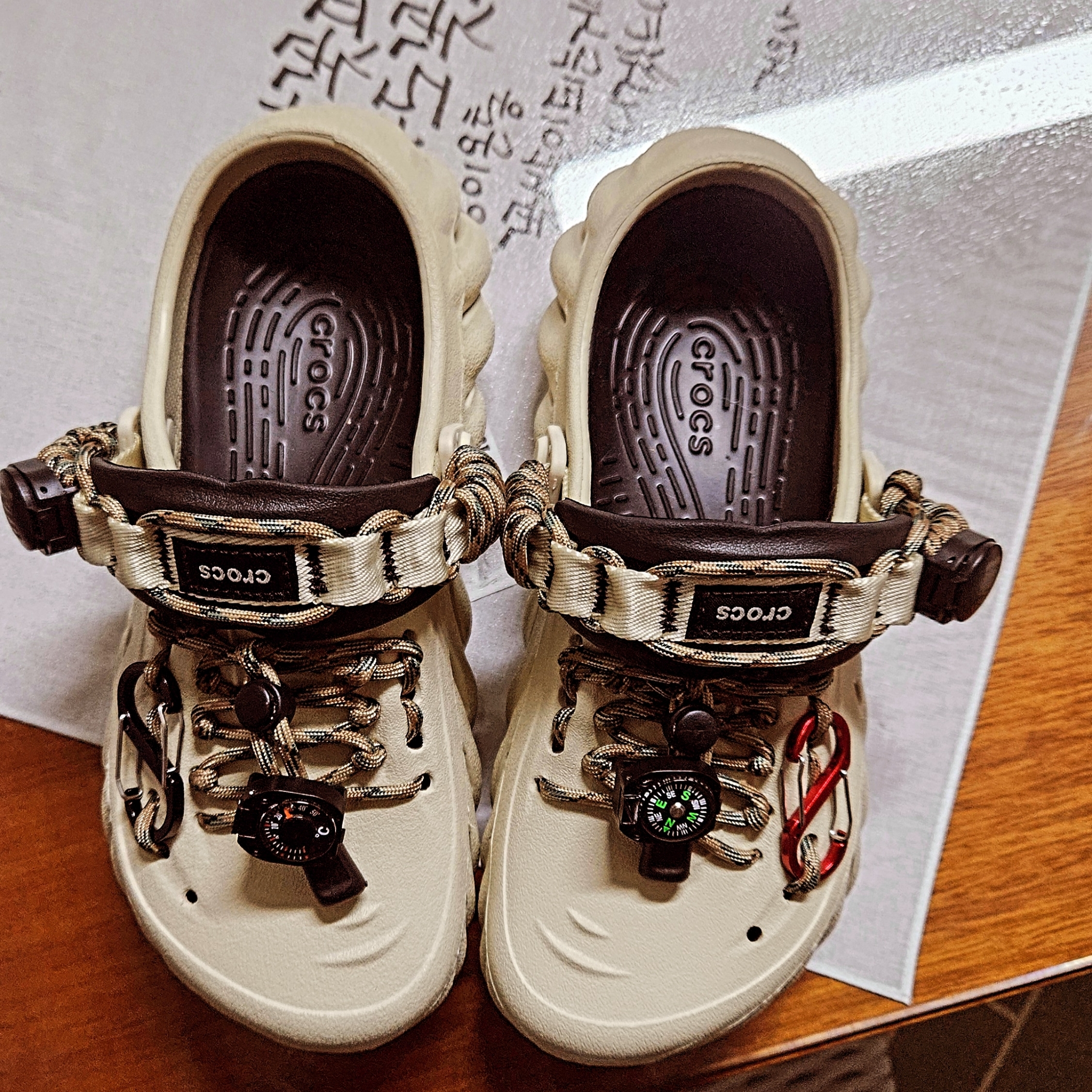 Crocs Echo Clog Bone Black 착용 스타일
