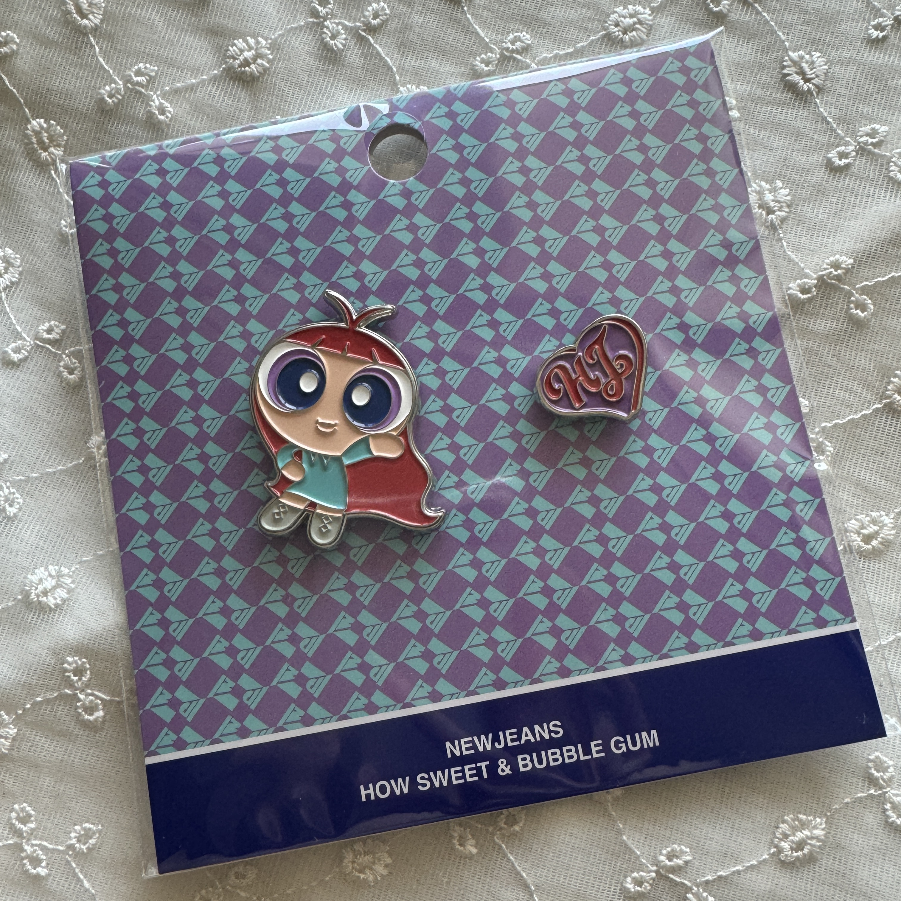NewJeans x The Powerpuff Girls Metal Sticon Hyein 착용 스타일
