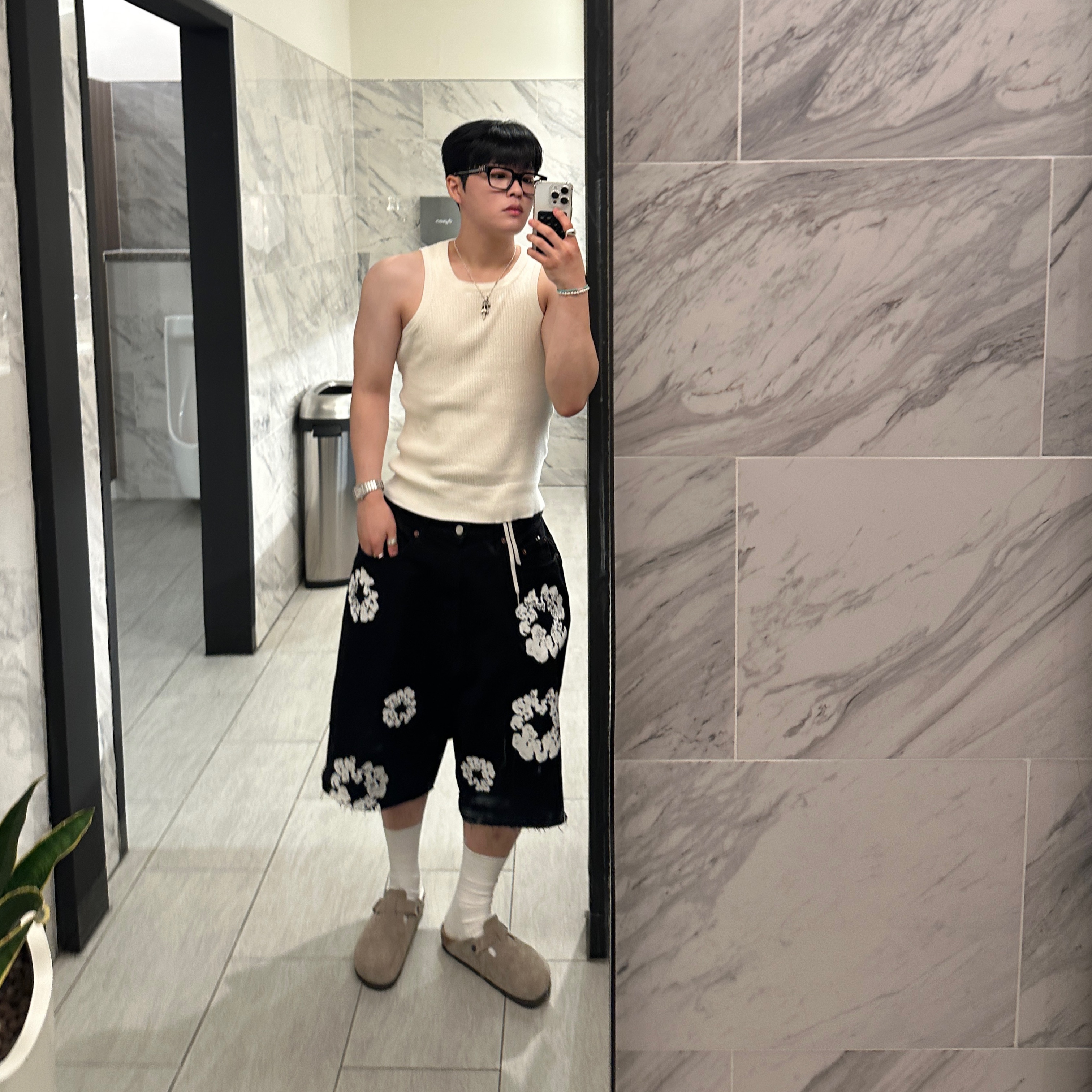 Denim Tears The Cotton Wreath Shorts Black, Birkenstock Boston Soft Footbed Taupe - Regular 착용 스타일