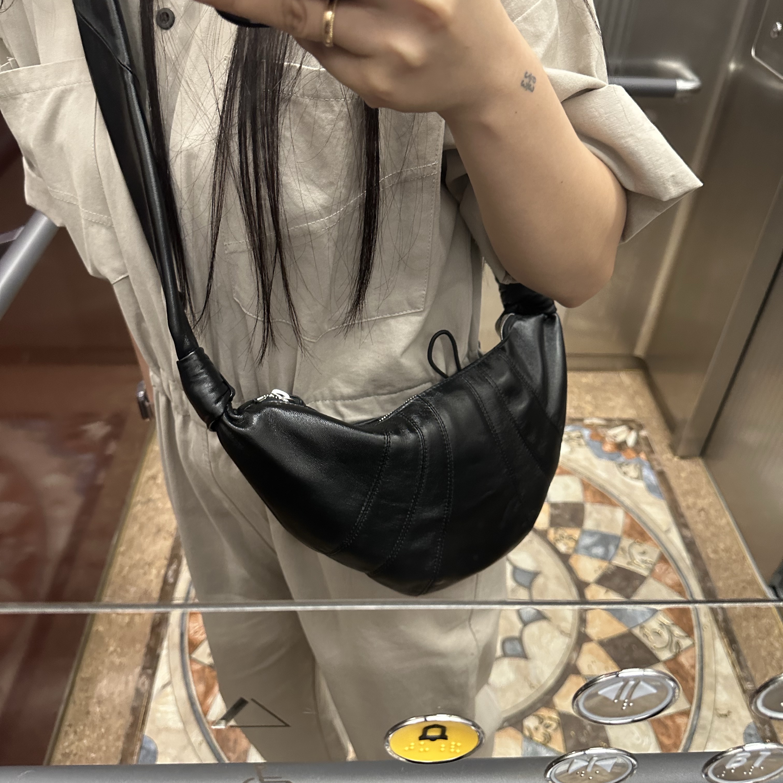 Lemaire Small Croissant Bag Soft Nappa Leather Black 착용 스타일