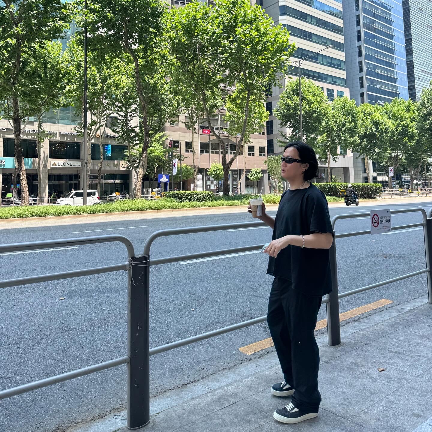 Yeezy Vultures Box T-Shirt Black 착용 스타일 - 2