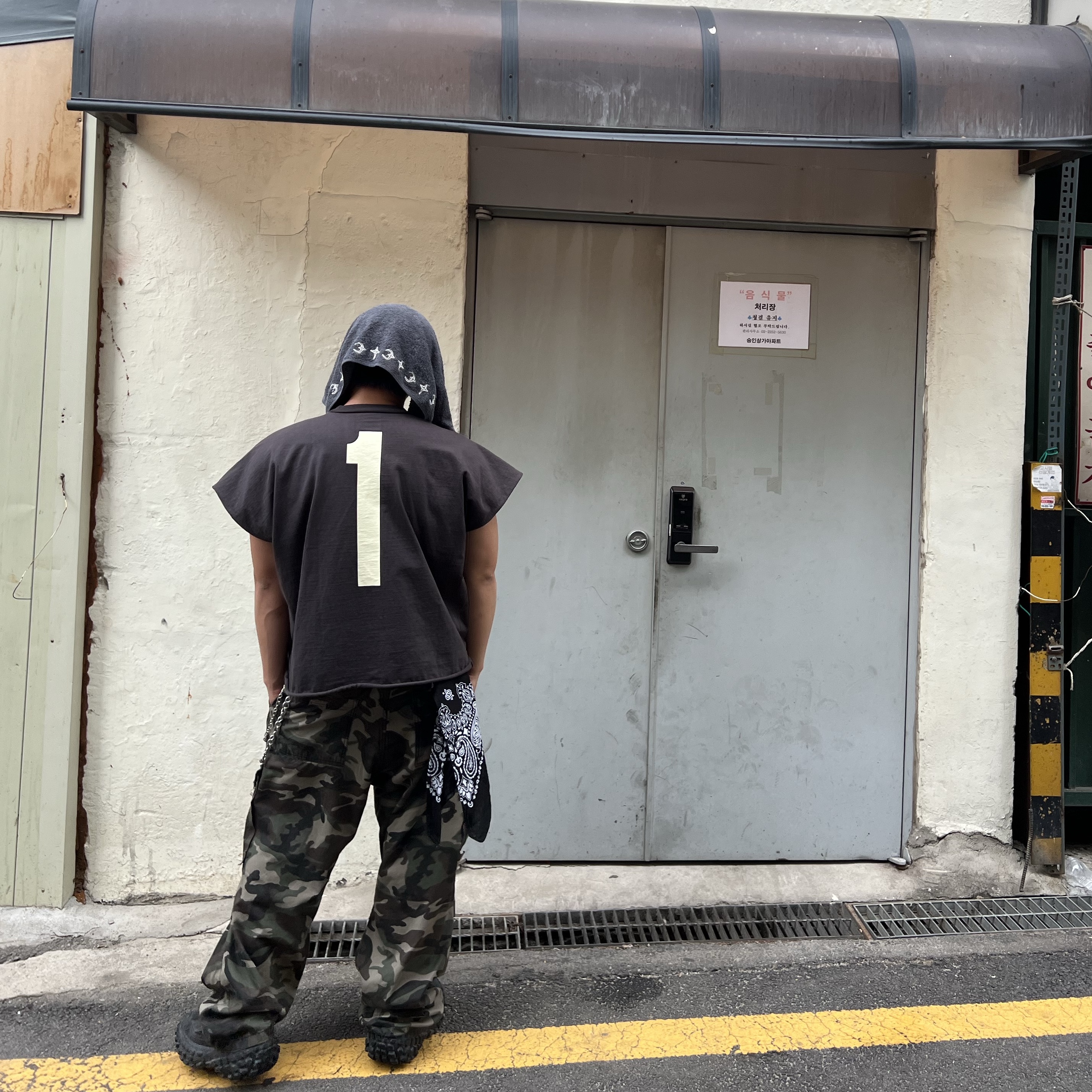 Yeezy One Box T-Shirt Black, Balenciaga Defender Sneakers Black 착용 스타일 - 3