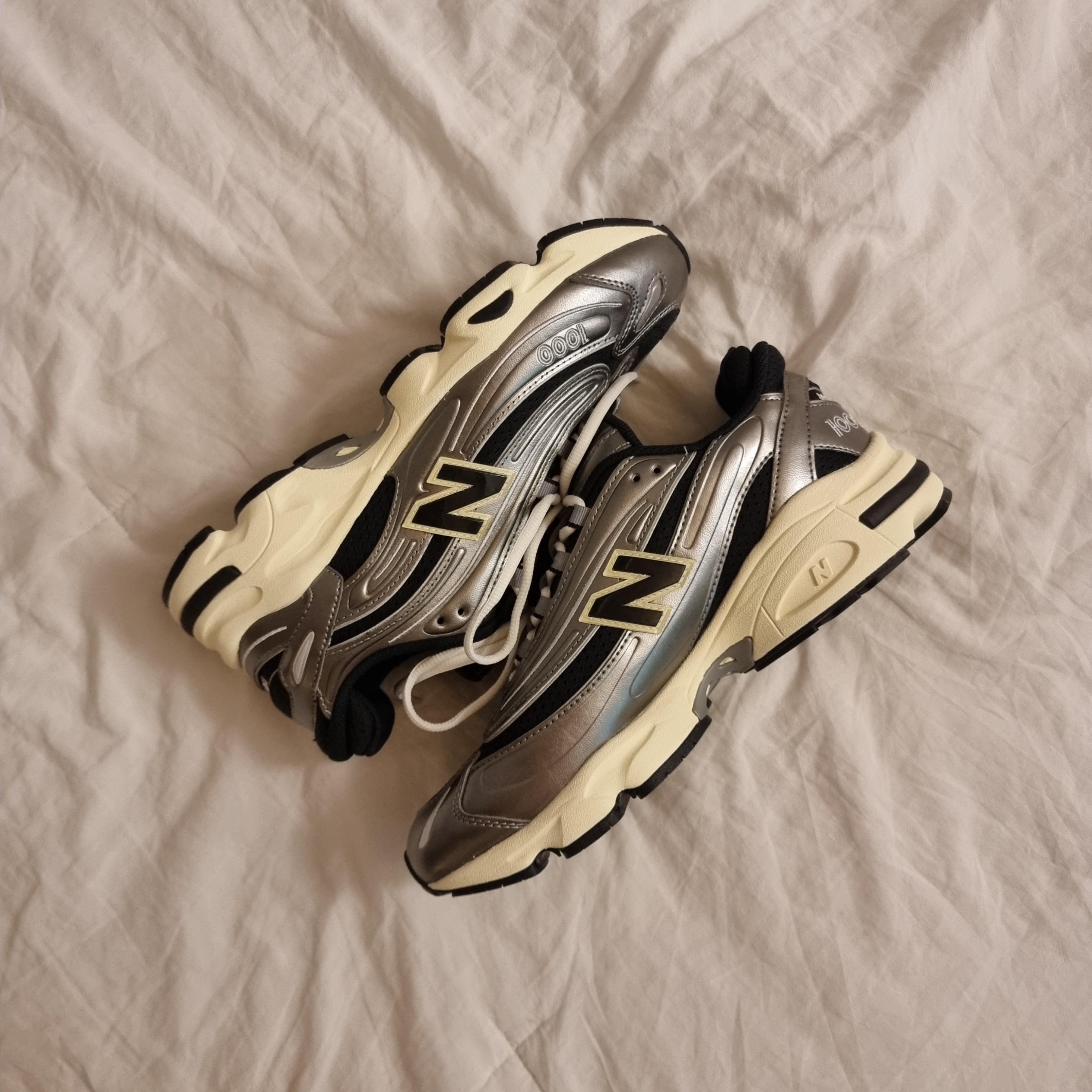 New Balance 1000 Silver Metallic Black 착용 스타일 - 1
