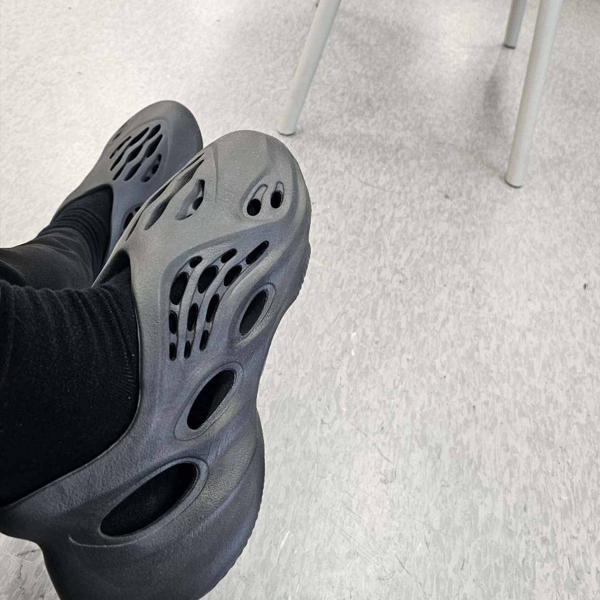 Adidas Yeezy Foam RNNR Onyx 착용 스타일