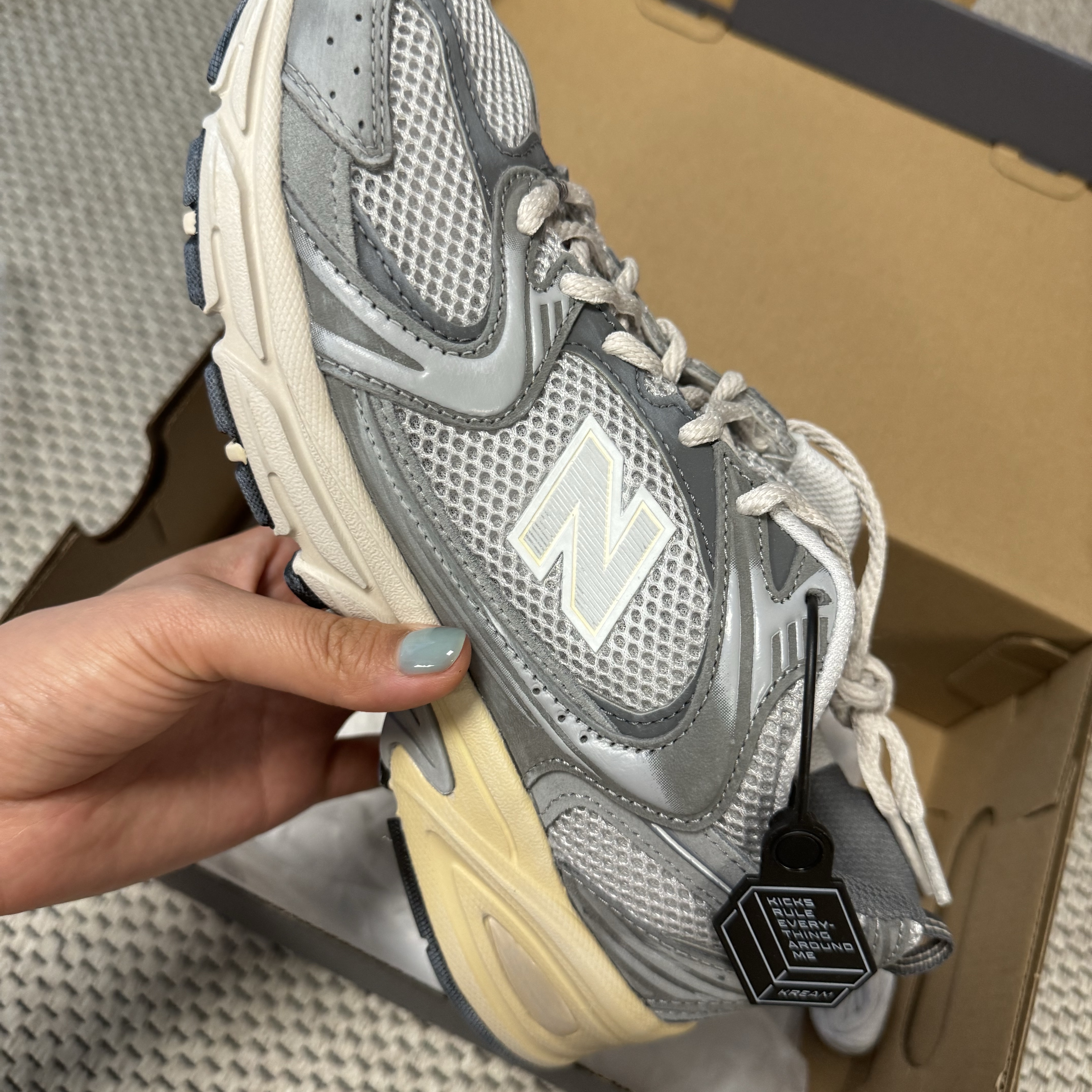 New Balance 530 Premium Vintage Grey Matter 착용 스타일
