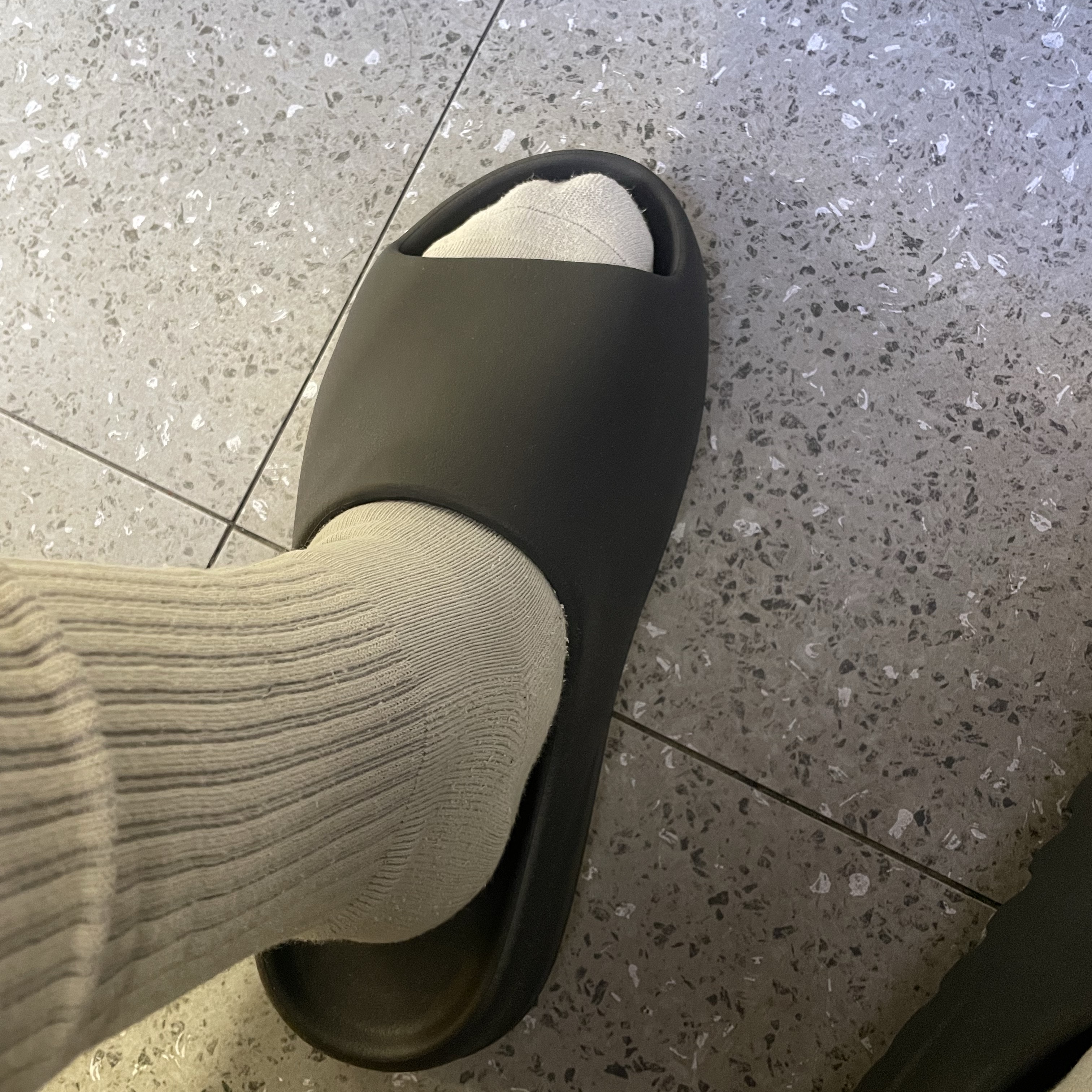 Adidas Yeezy Slide Onyx 착용 스타일 - 1
