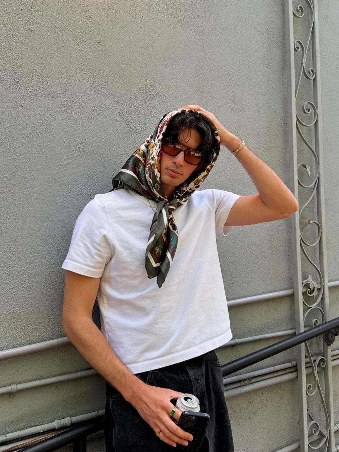 (W) Hermes Les Voitures Nouvelles Twilly Marine Caramel Blanc, (W) Dior D-Floral Mitzah Scarf Ivory Red Silk Twill 착용 스타일 - 2