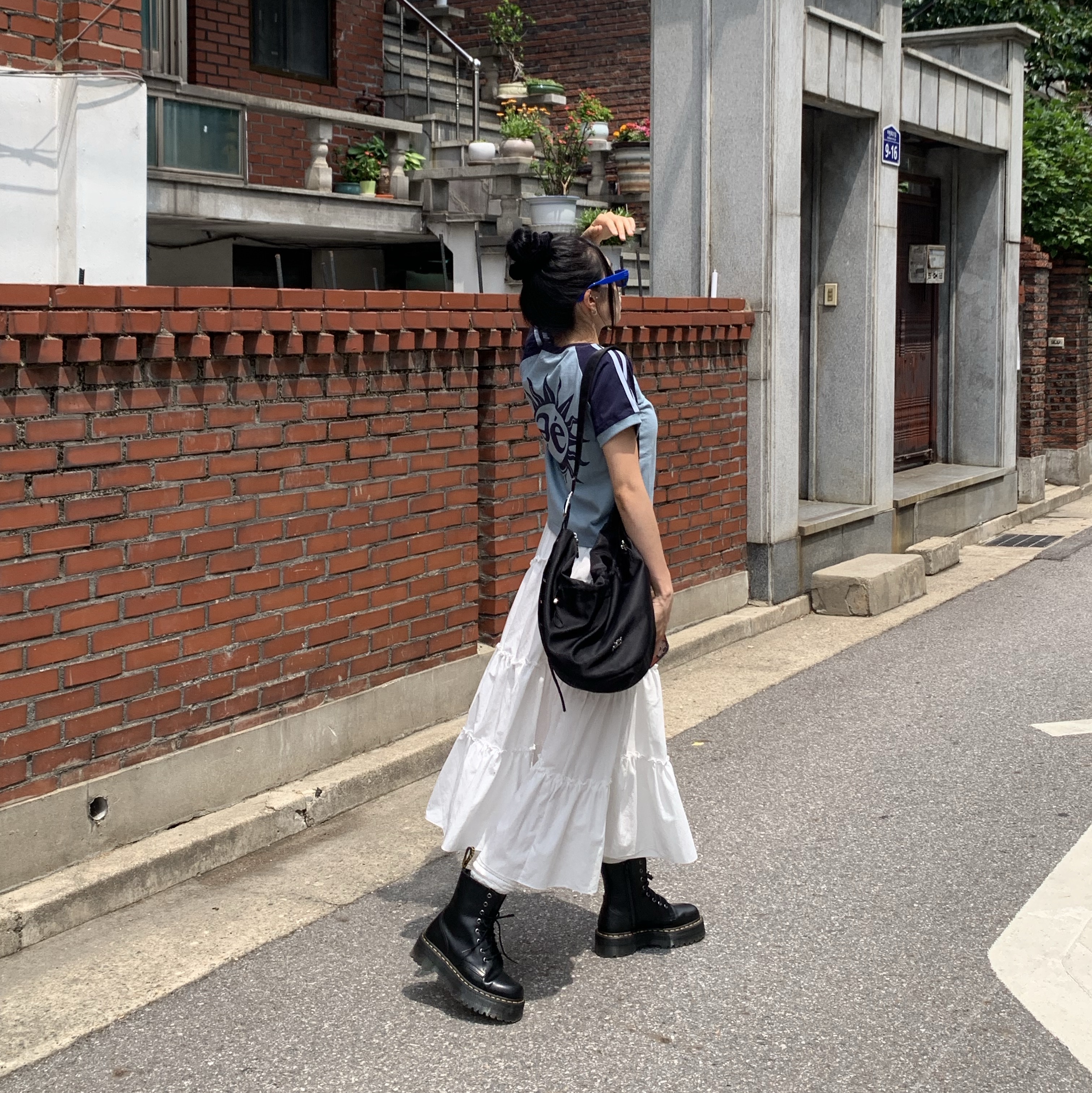 Dr. Martens Jadon Boots Black, Yieyie Super Sasha Bag Ink Black 착용 스타일 - 3