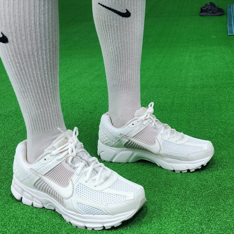 (W) Nike Zoom Vomero 5 Pale Ivory Sanddrift 착용 스타일 - 1