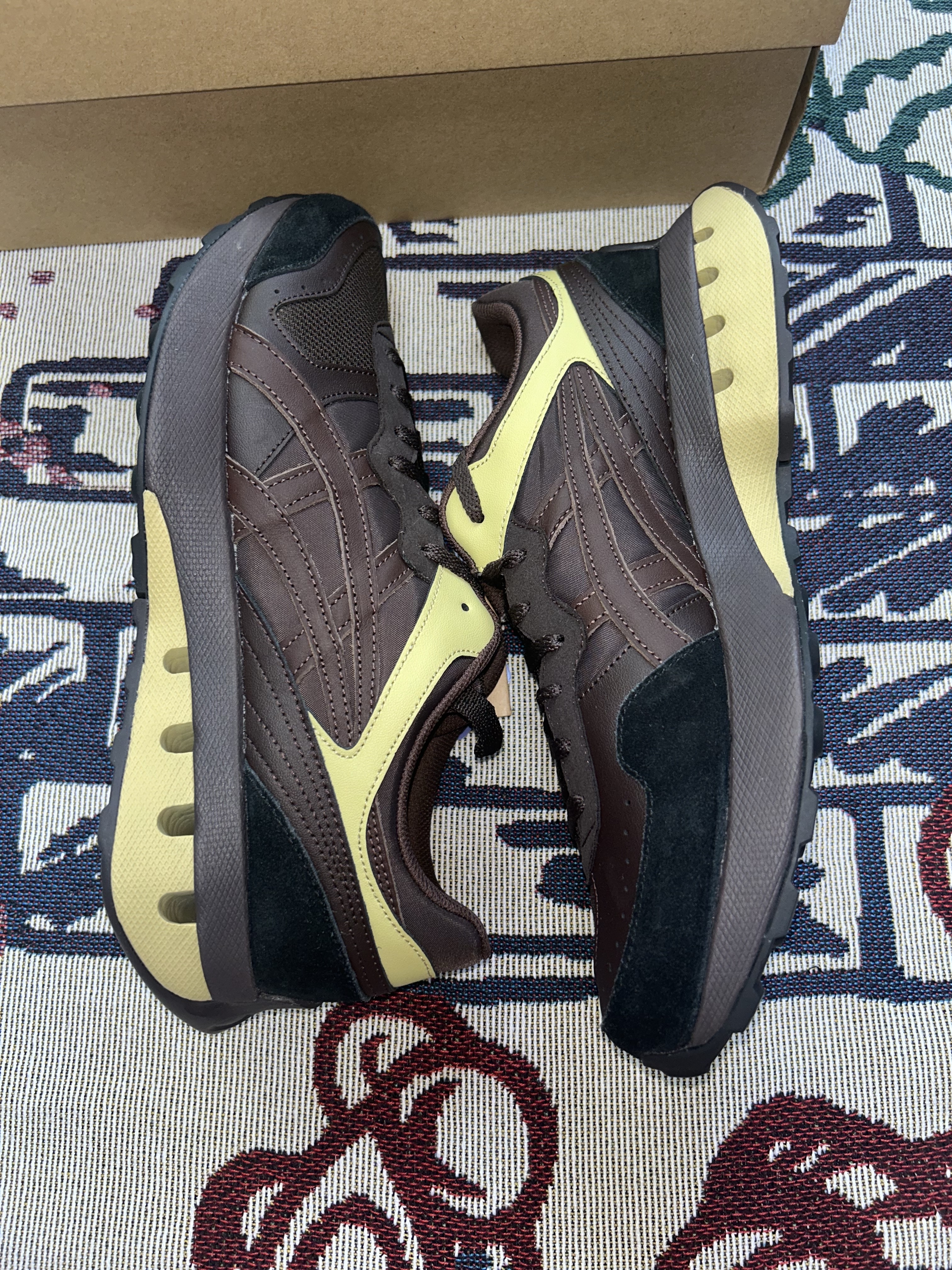 Asics UN1-S Jogger X81 Coffee Bean Dark Brown 착용 스타일 - 4