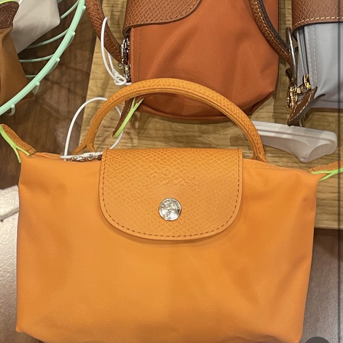 Longchamp Le Pliage Green Handle Pouch Petal Pink 착용 스타일