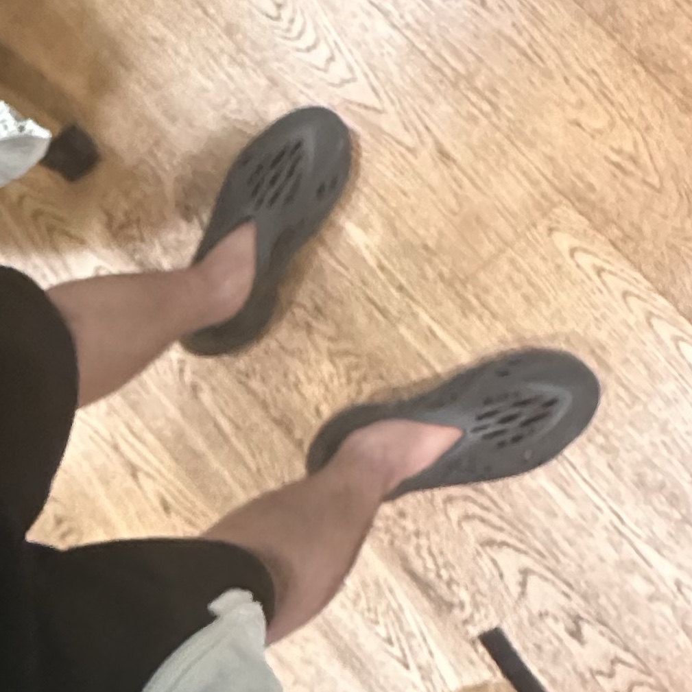 Adidas Yeezy Foam RNNR Carbon 착용 스타일